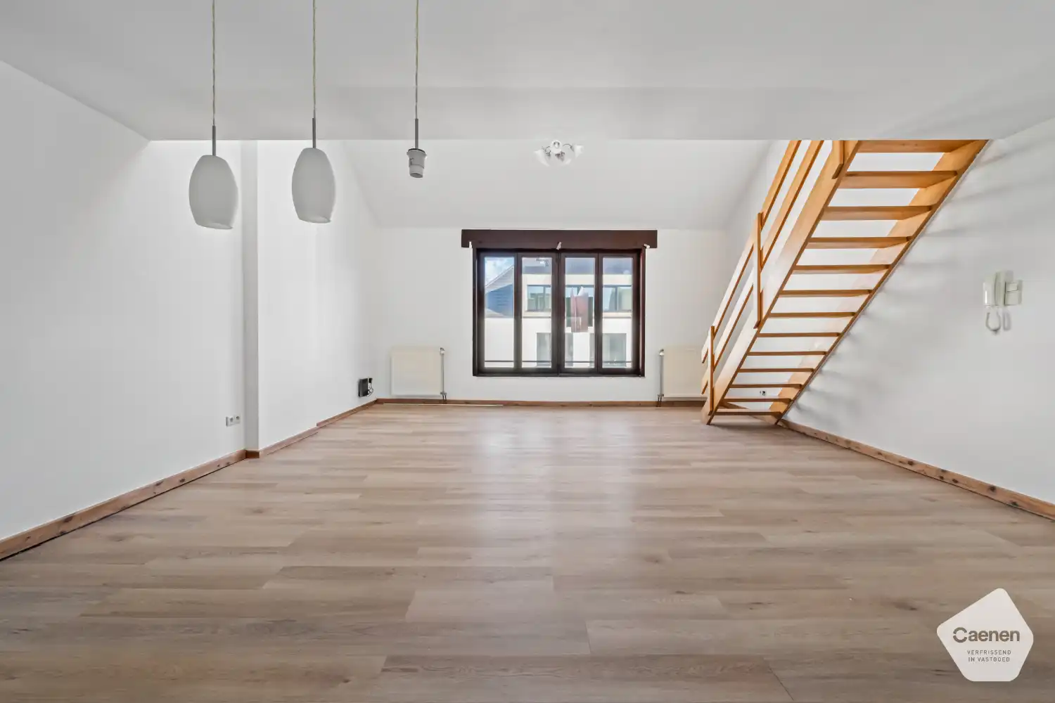 Charmant duplexappartement met 1 slaapkamer nabij strand en centrum. Gelegen op het pittoreske Manitobaplein. foto {{pictureIndex}}