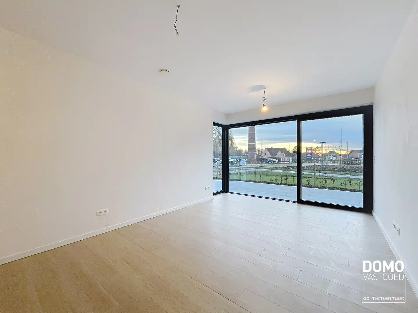 RUIM TWEE SLAAPKAMER APPARTEMENT MET TERRAS, LIFT EN AUTOSTANDPLAATS IN CENTRUM KERMT foto 3