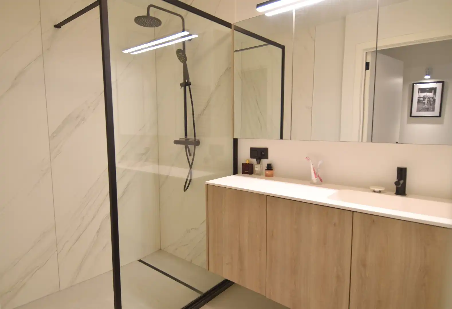 Volledig vernieuwd 2 slaapkamer appartement in hartje Kortrijk foto 7