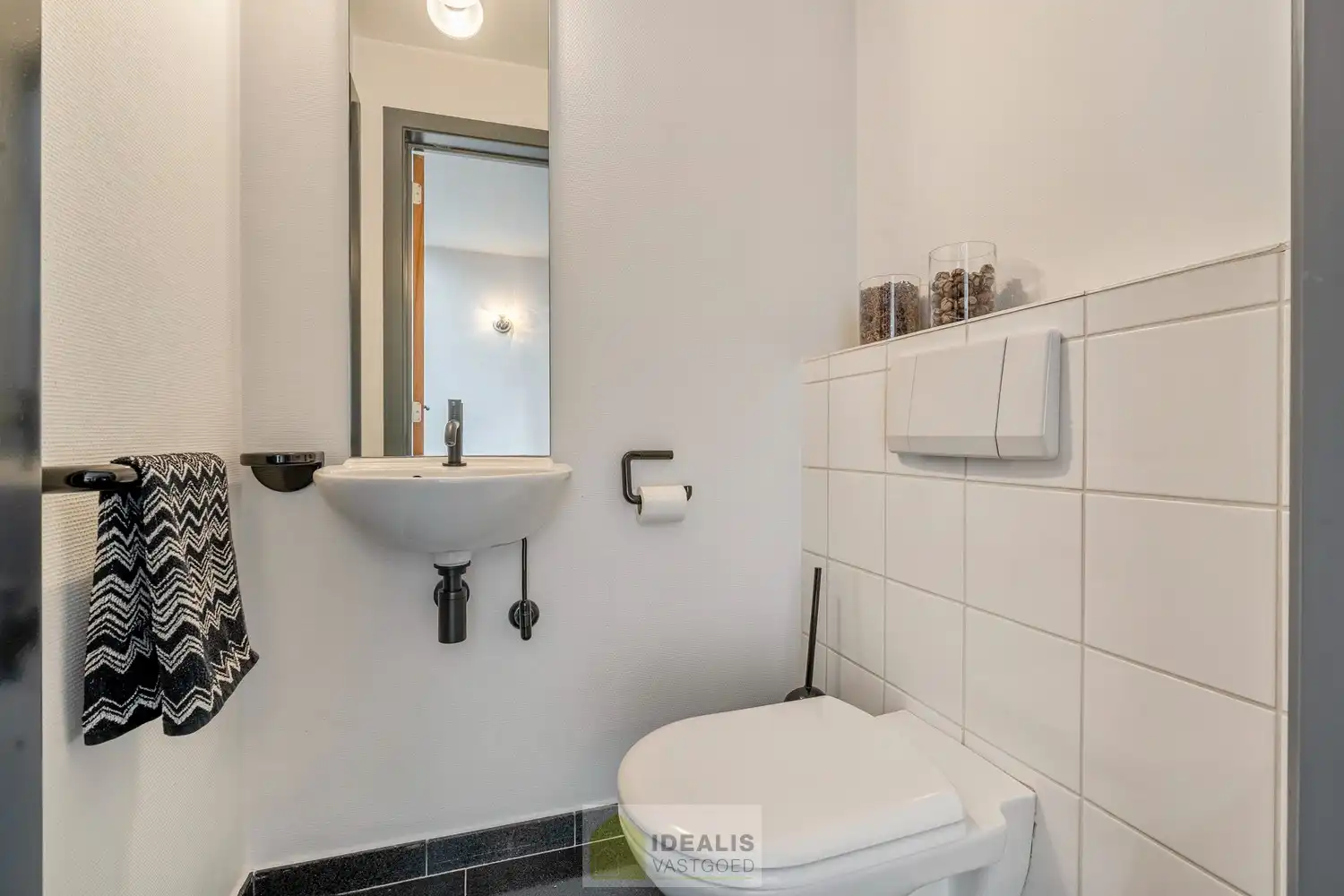 EXTRA RUIME VILLA MET EEN PRACHTIG LICHTRIJKE LEEFRUIMTE, RUIME KEUKEN, 4 SLAAPKAMERS, 2 BADKAMERS EN EEN RUIM PRAKTIJK/KANTOORGEDEELTE OP EEN RIANT EN CENTRAAL PERCEEL VAN MAAR LIEFST 16A 27CA OP EEN GUNSTIGE LOCATIE NABIJ HET CENTRUM VAN ACHEL! foto 30