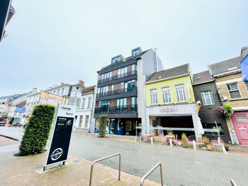 Ruim instapklaar duplex-appartement met mogelijkheid tot aankoop autostandplaats foto {{pictureIndex}}