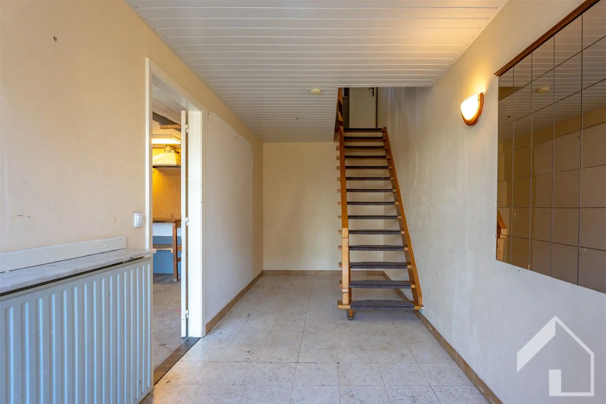 Op te frissen gezinswoning in centrum Stabroek foto 2