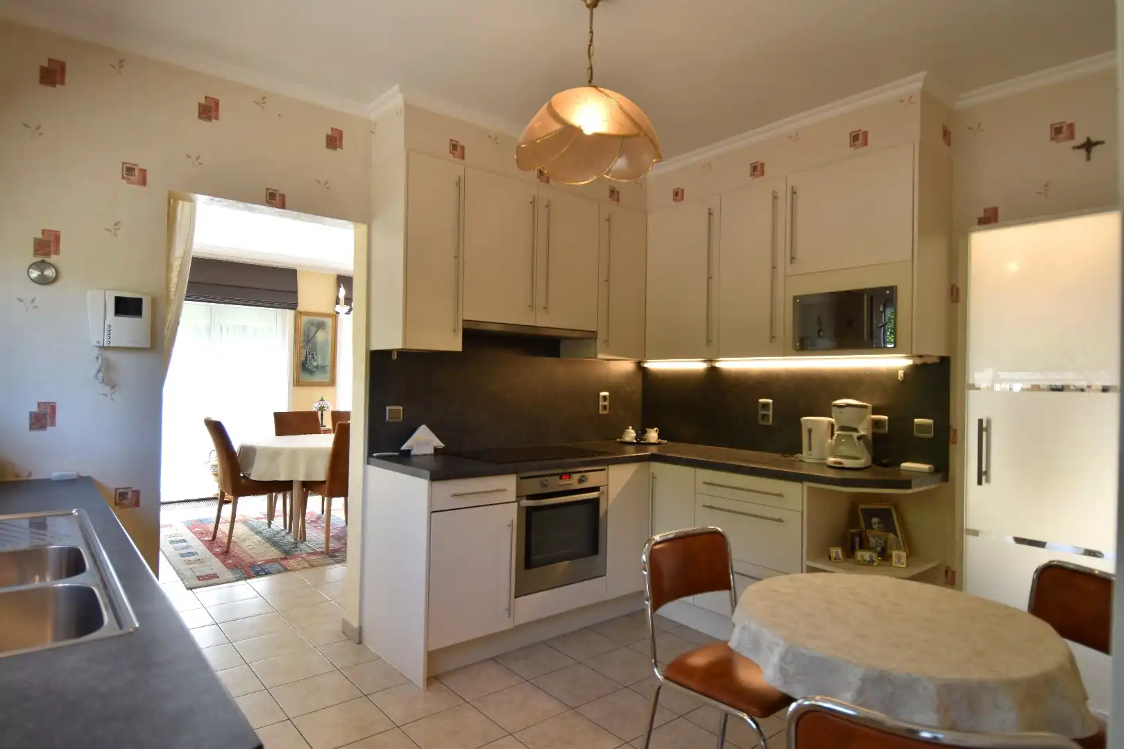 Alleenstaande bungalow met tuin en garage te koop op een bereikbare locatie te Harelbeke foto 2