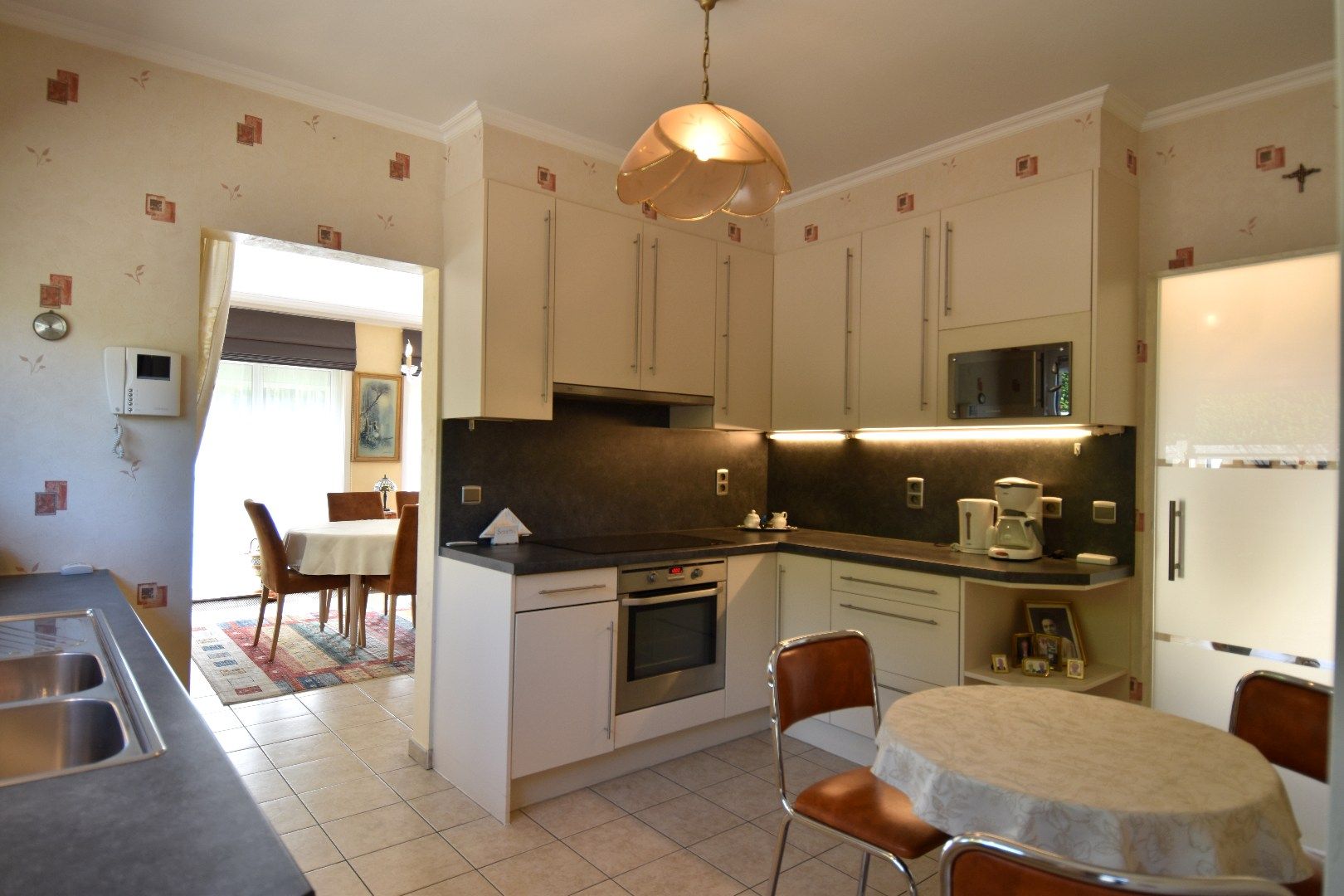 Alleenstaande bungalow met tuin en garage te koop op een bereikbare locatie te Harelbeke foto 2