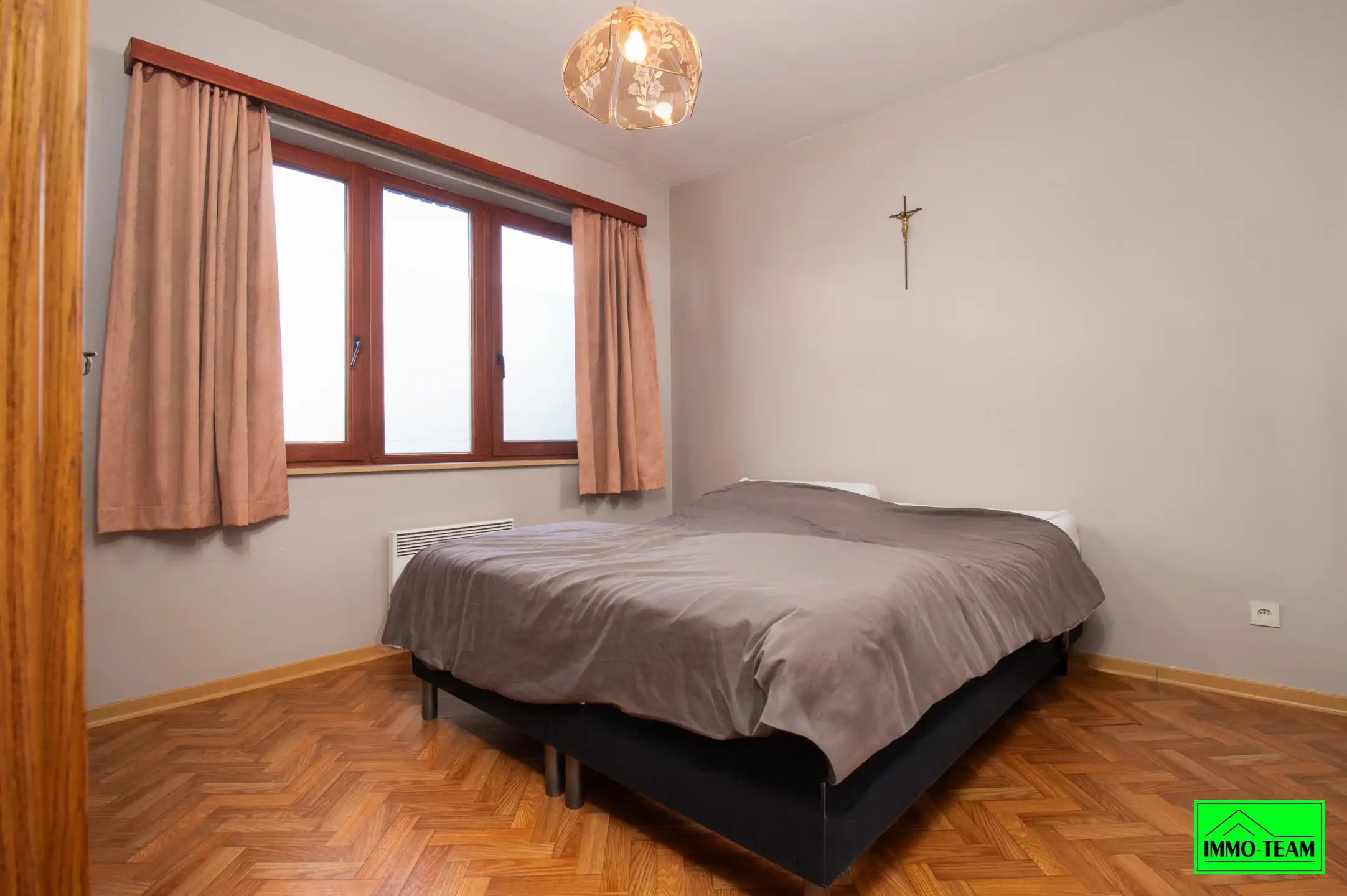 Ruim gelijkvloers appartement met garage foto 9