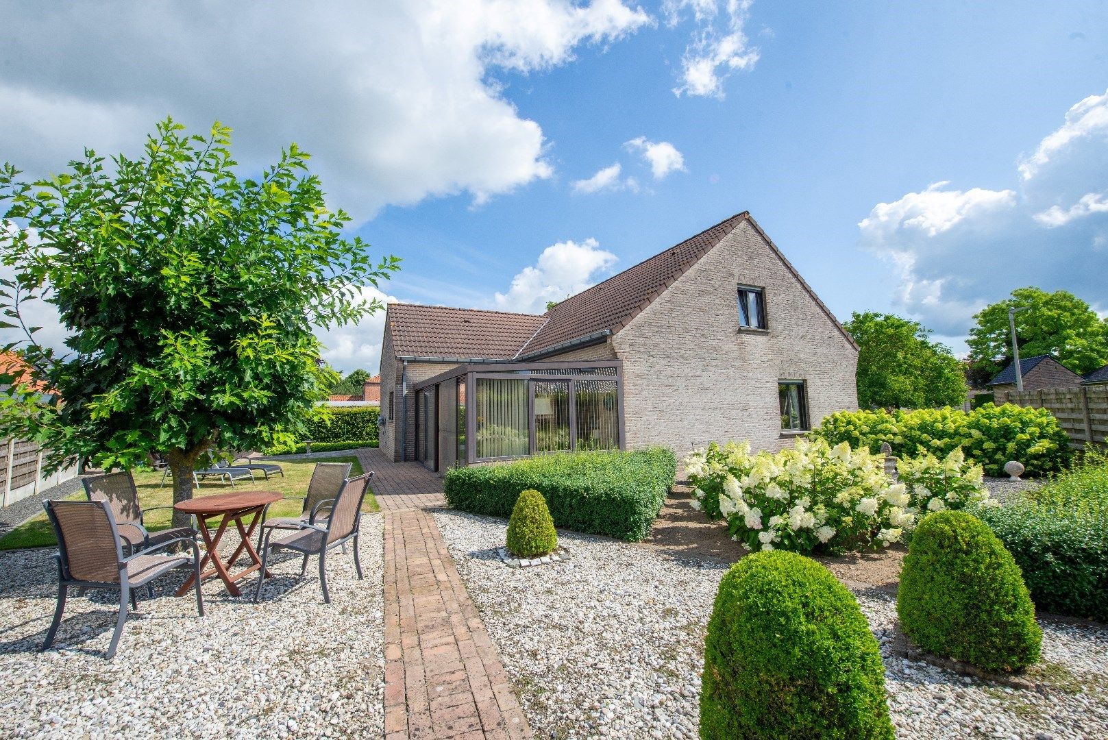 Verzorgde gelijkvloerswoning met 2 slaapkamers, garage, veranda en tuin foto 2