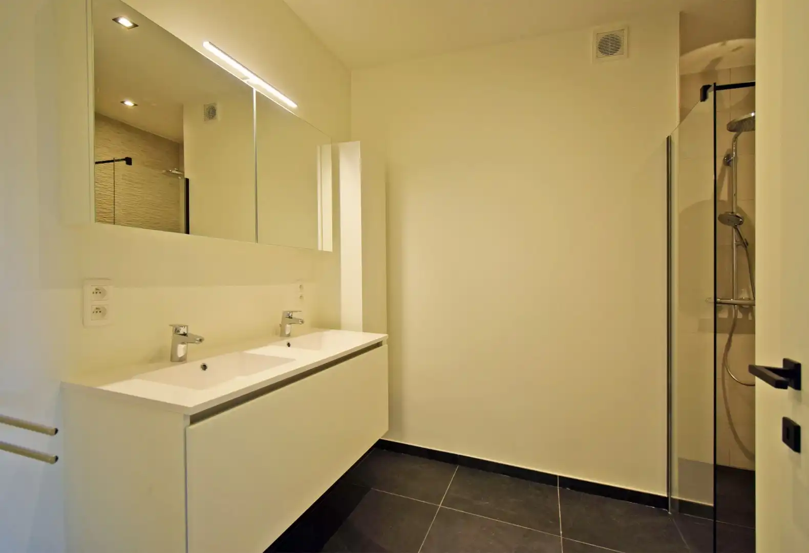 INSTAPKLAAR GELIJKVLOERS APPARTEMENT foto 6