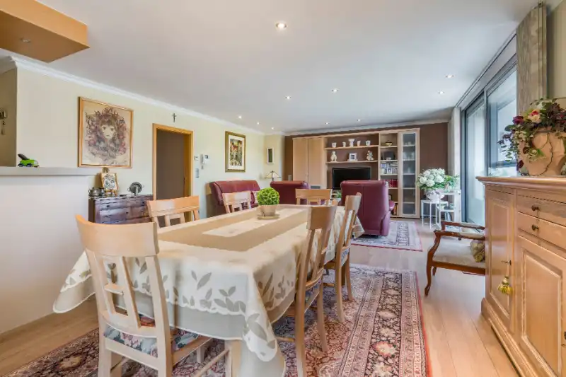 Dit uitstekend onderhouden appartement is zeer goed gelegen op een boogscheut van centrum Evergem. foto 4