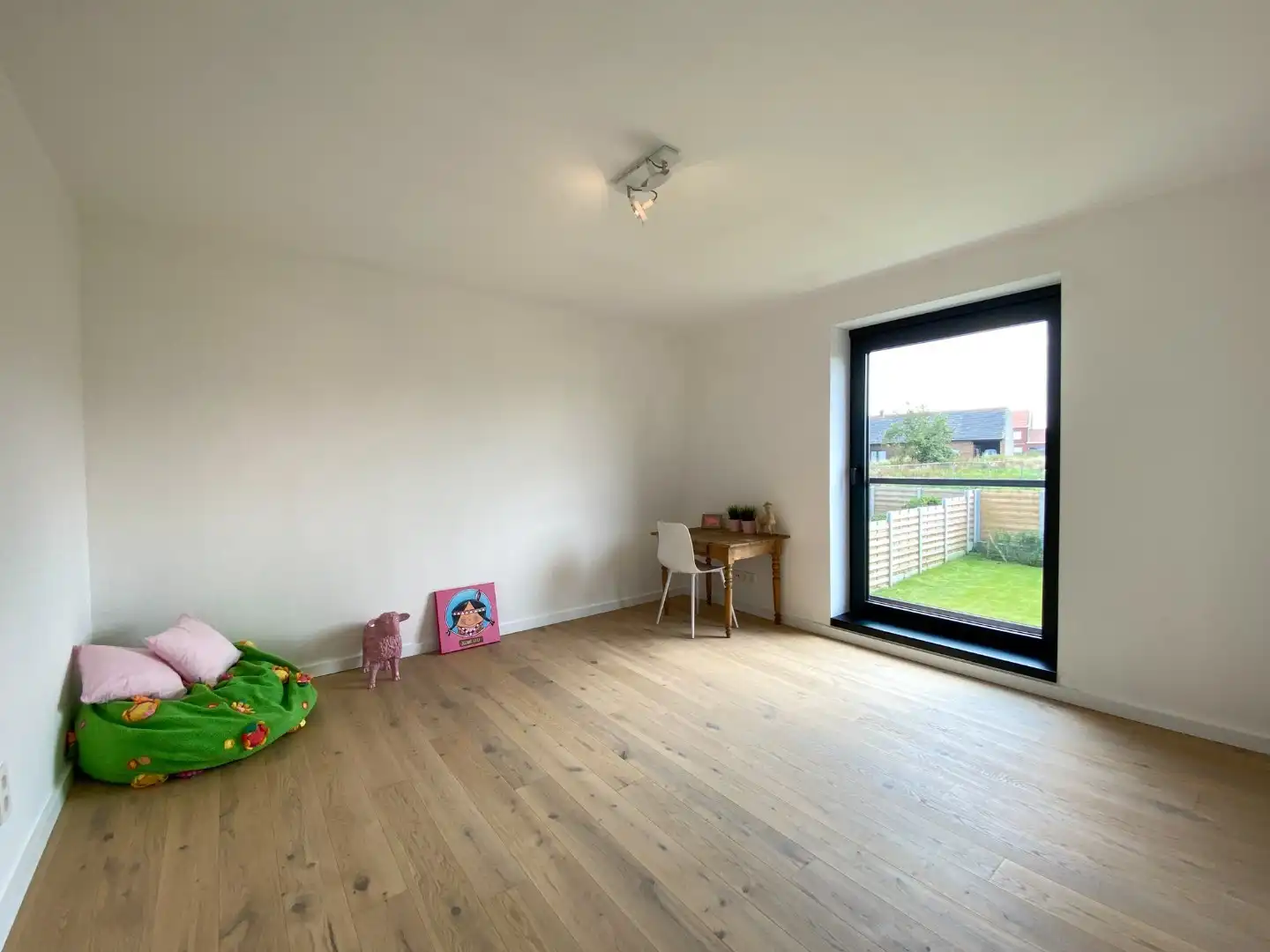 Recente woning met 3 slaapkamers, ruime oprit en tuin foto 12