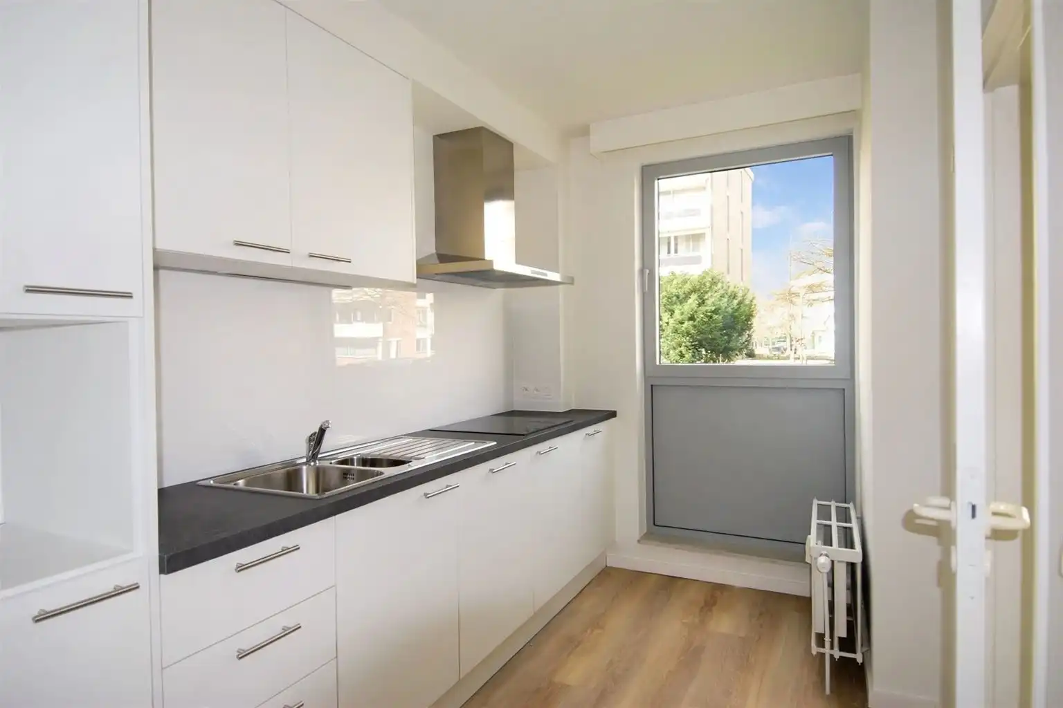 Gelijkvloers appartement met 2 slaapkamers, terras en autostaanplaats, gelegen nabij het centrum van Maaseik. foto 3