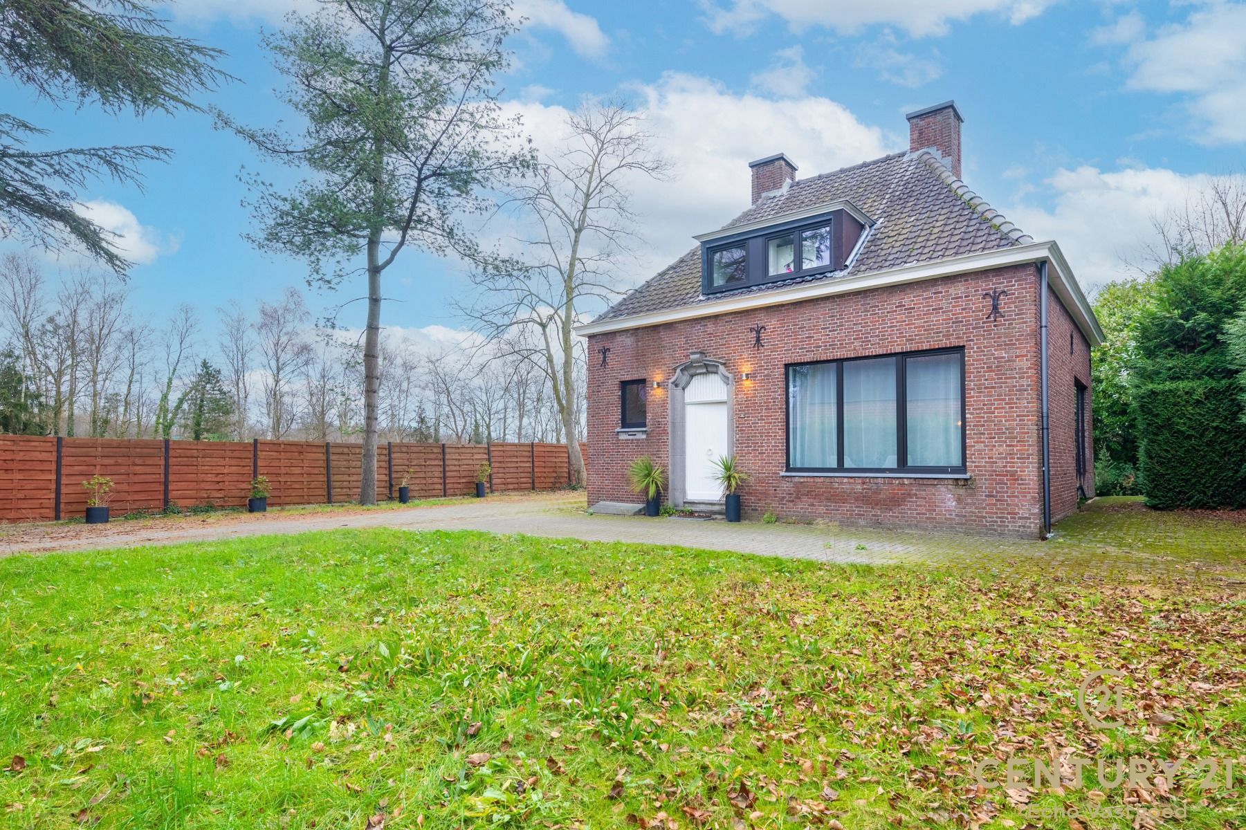 Charmante en gezellige gezinswoning met grote garage en tuin foto 2
