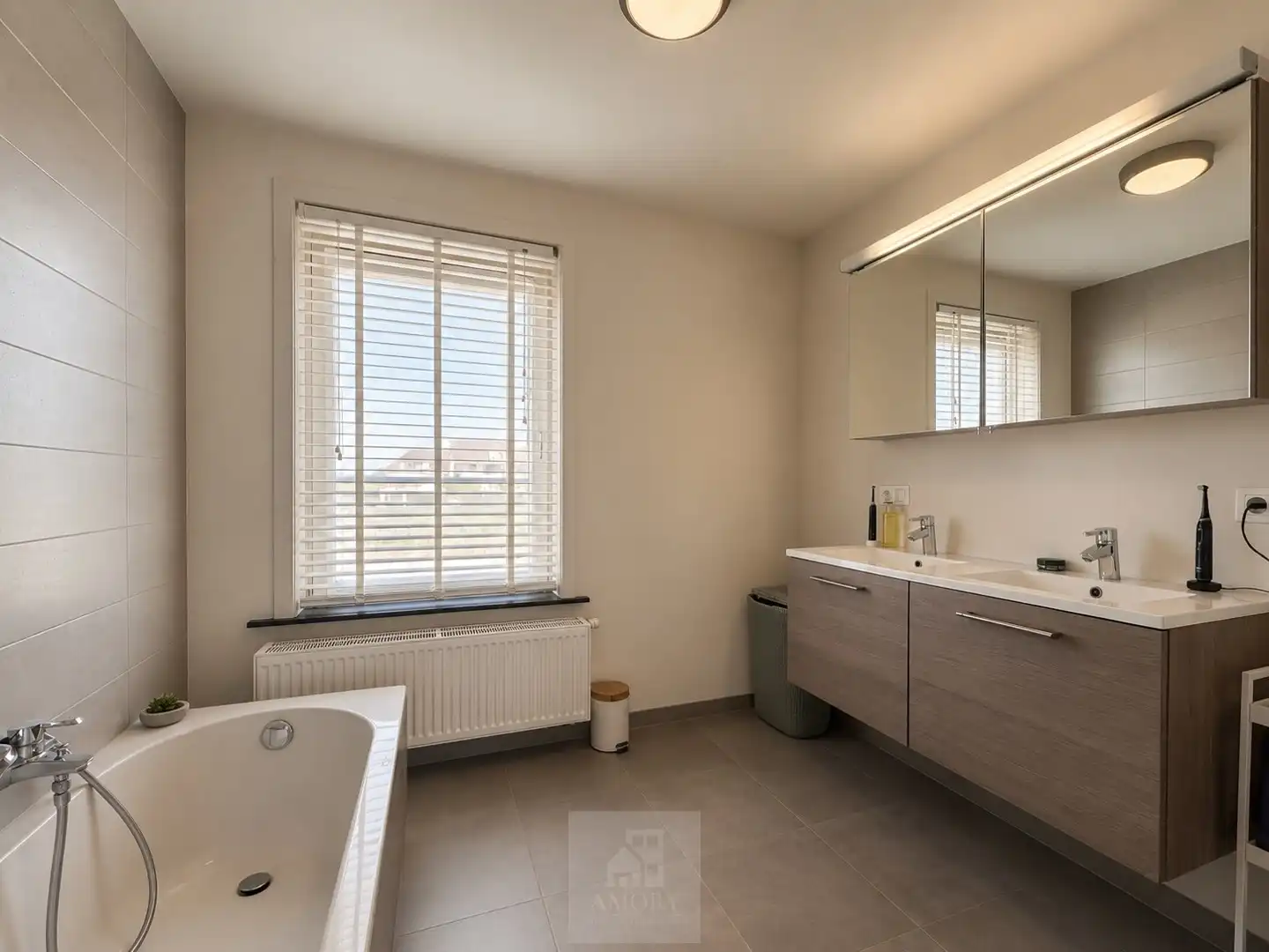 Ruime, recente gezinswoning met 4 slpk’s en garage foto 12