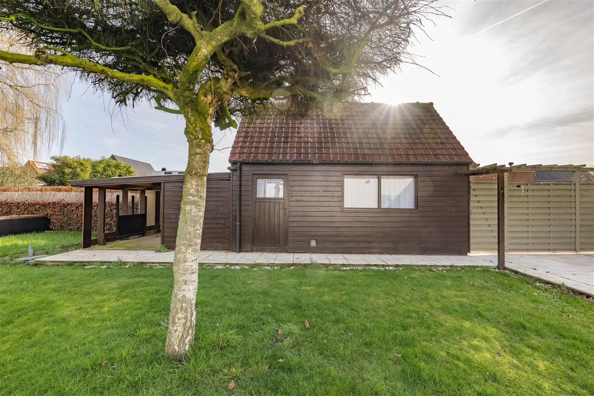 Kloeke halfopen woning met 2 garages en tuin foto 19