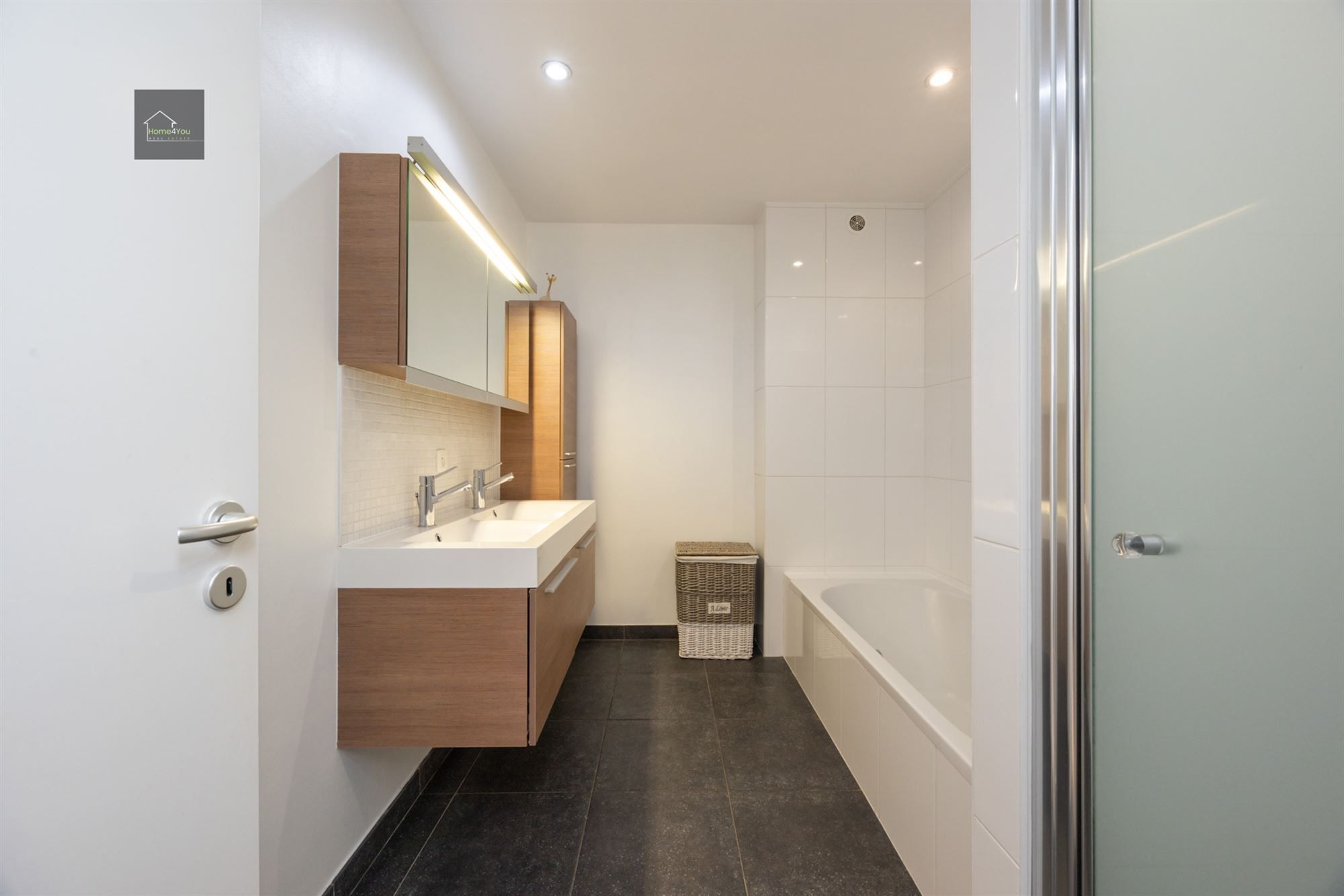 Ruim instapklaar appartement met garage en staanplaats foto 17