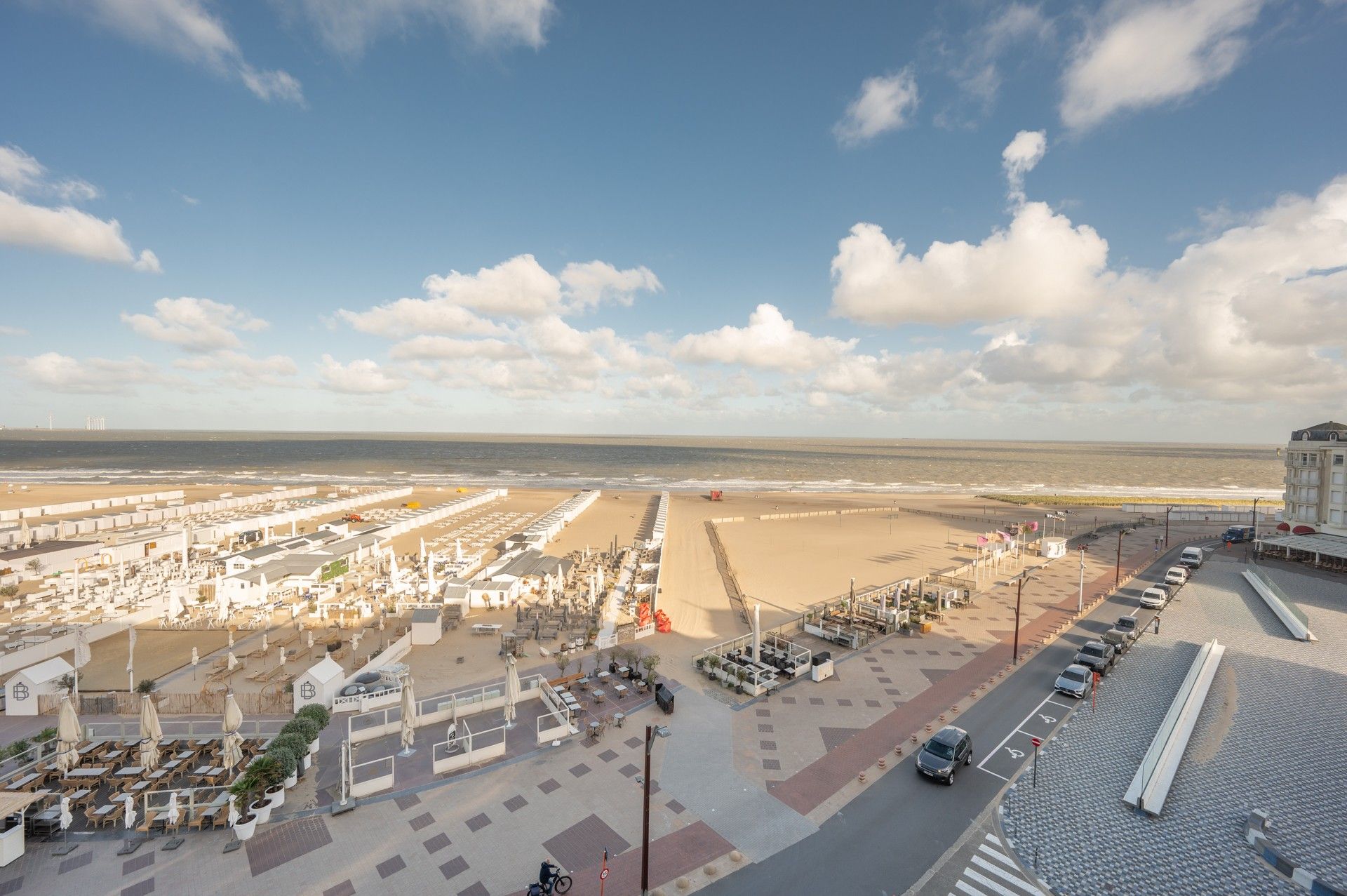 Gemeubeld: verfijnd gerenoveerd appartement op de zeedijk vlakbij het Rubensplein te Knokke! foto 26