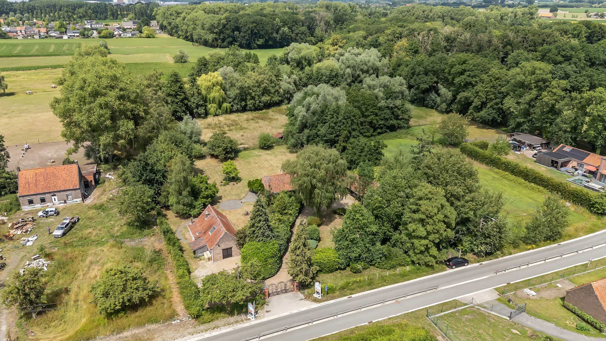 Uniek landhuis met aparte conciergewoning op 2 Hect grond foto 61