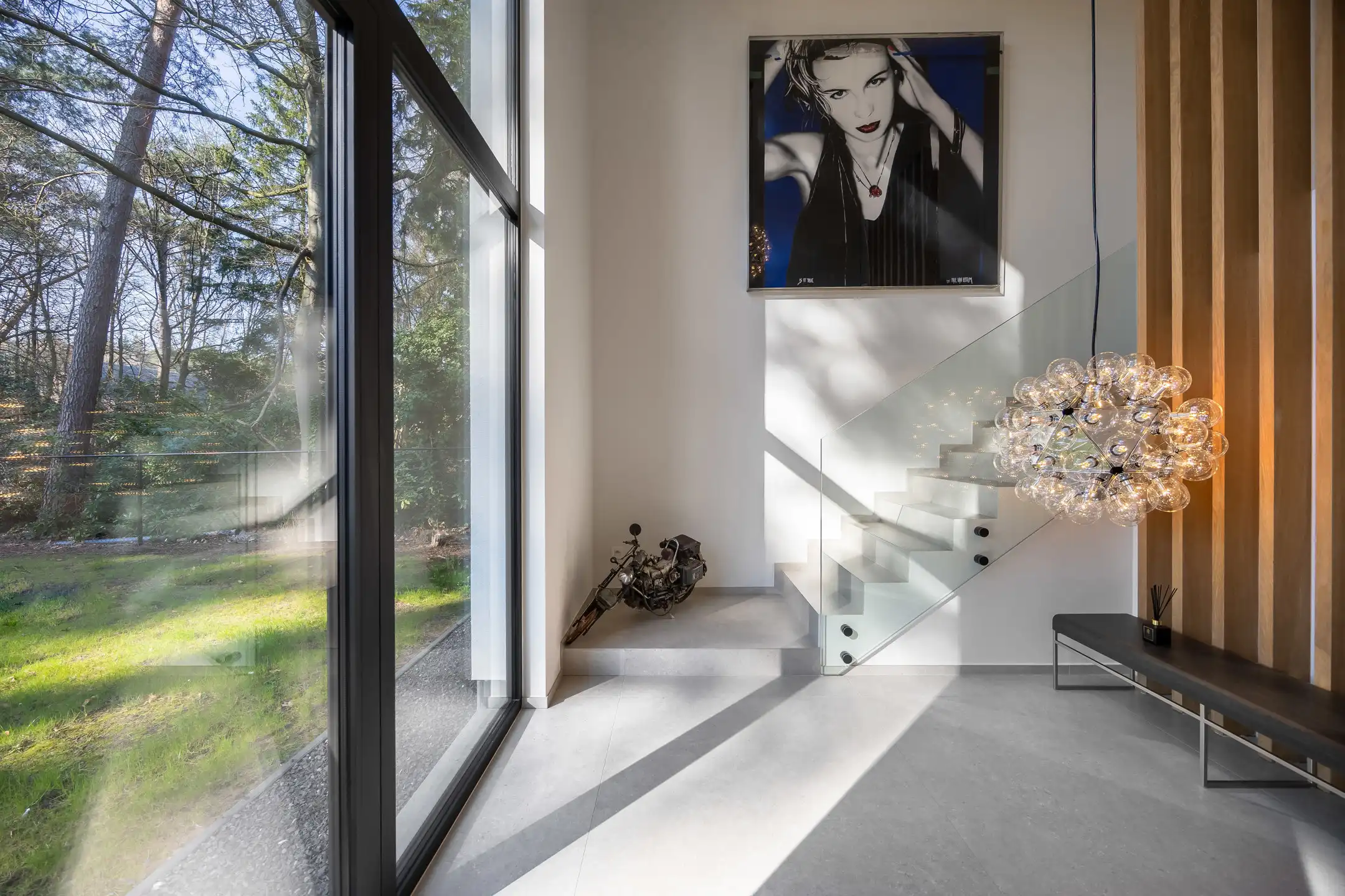 Exclusieve moderne villa met panoramisch zicht op groen foto 2