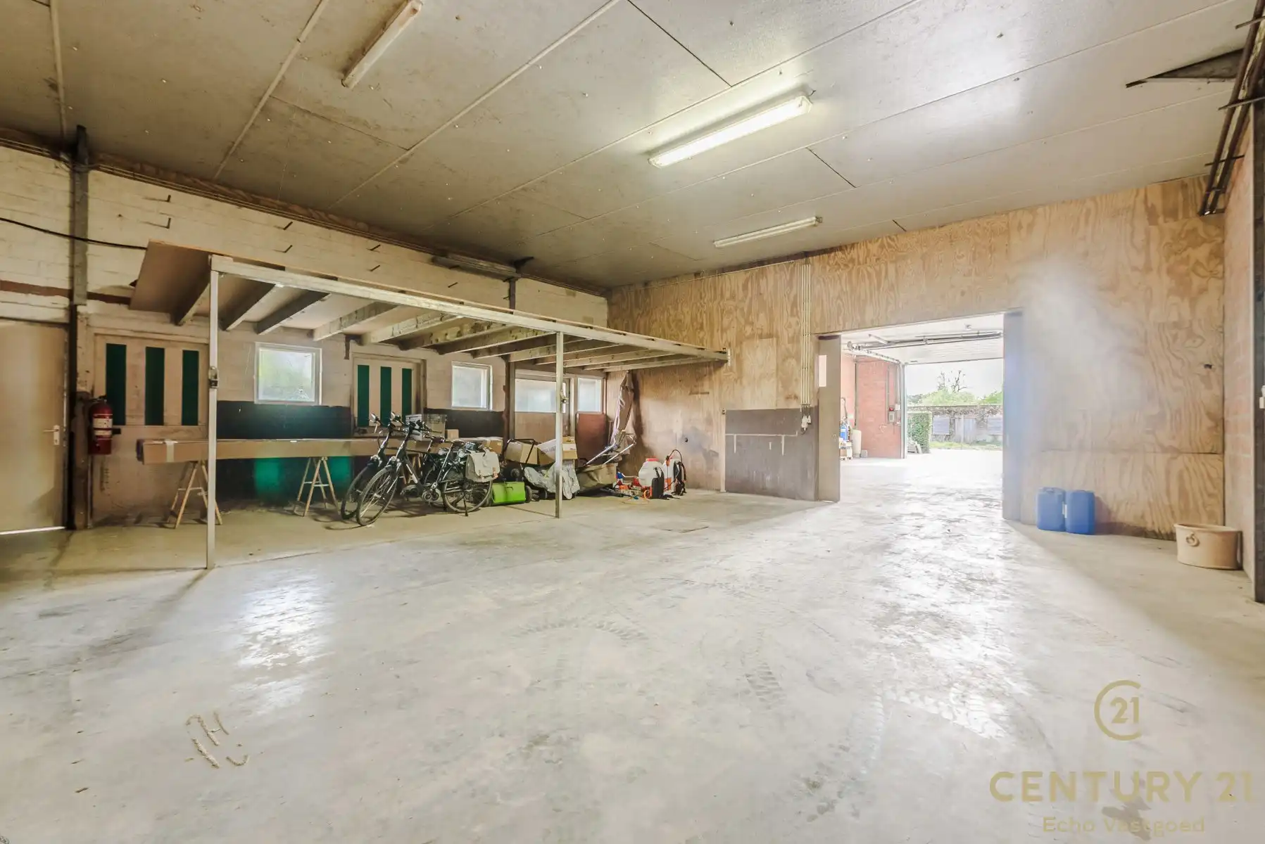 Unieke woning met magazijnen,  zwembad en conciergewoning foto 25
