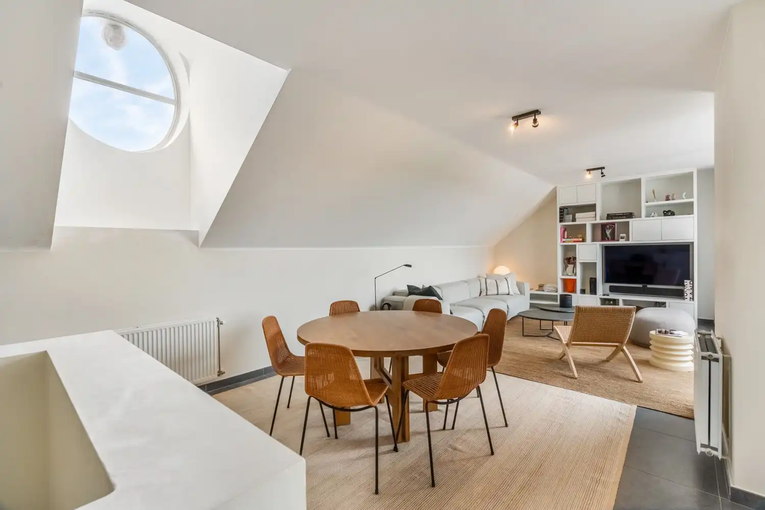 Goed gelegen en lichtrijk appartement met 2 slaapkamers, een terras en een autostaanplaats te centrum Leuven! foto 3