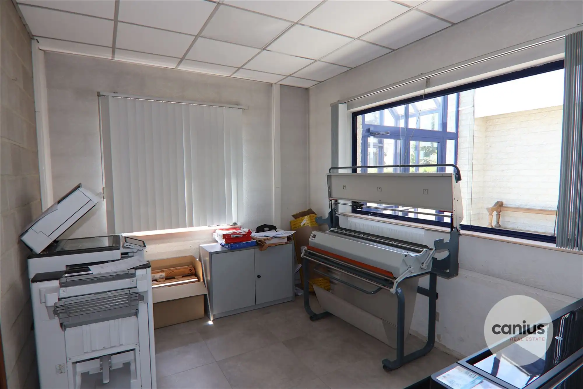 COMMERCIEEL GEBOUW MET MAGAZIJN EN WONING OP EEN ZICHTBARE LOCATIE  foto 15