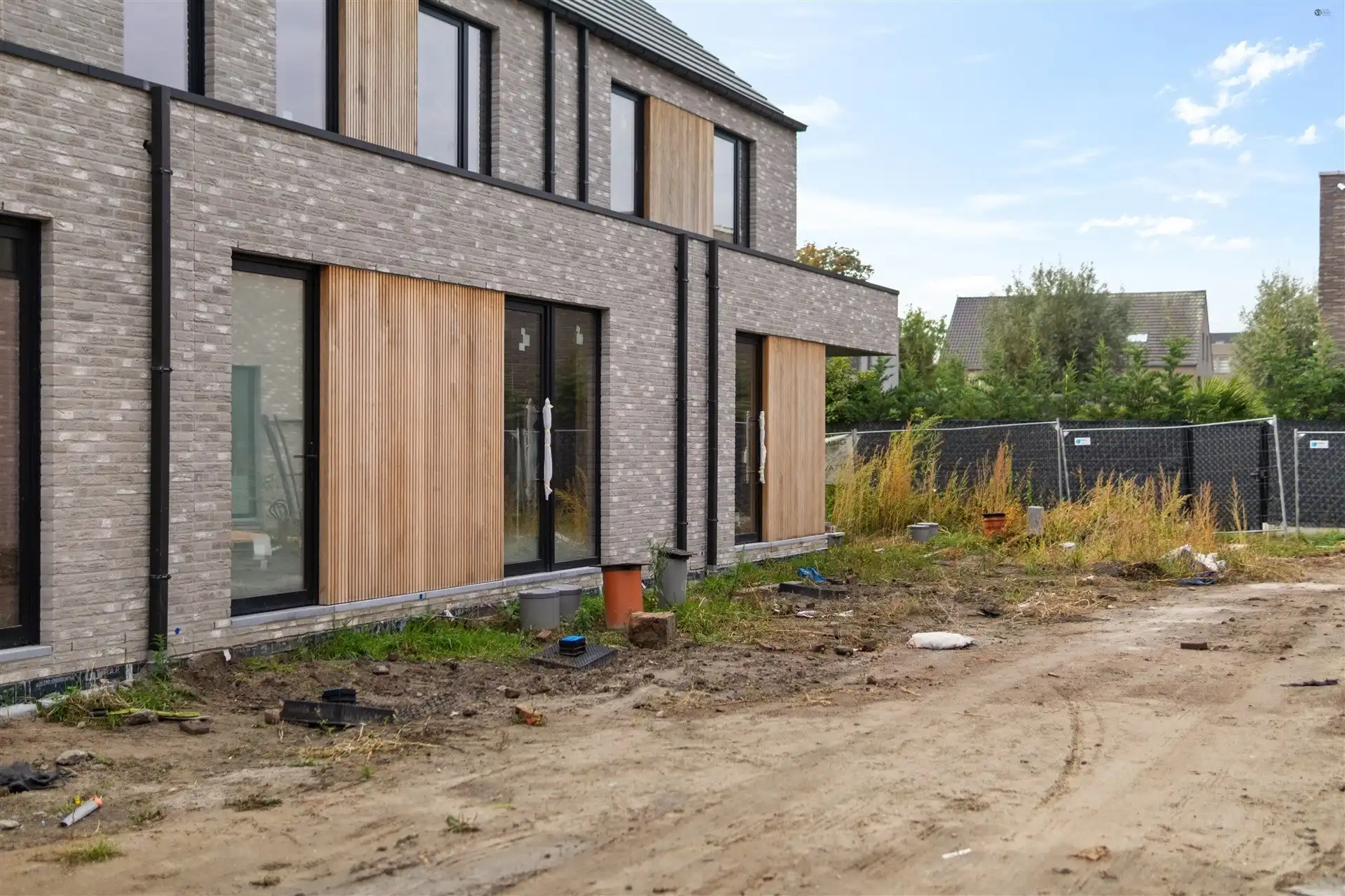 Ruime rijwoning met uitweg langs achter foto 13