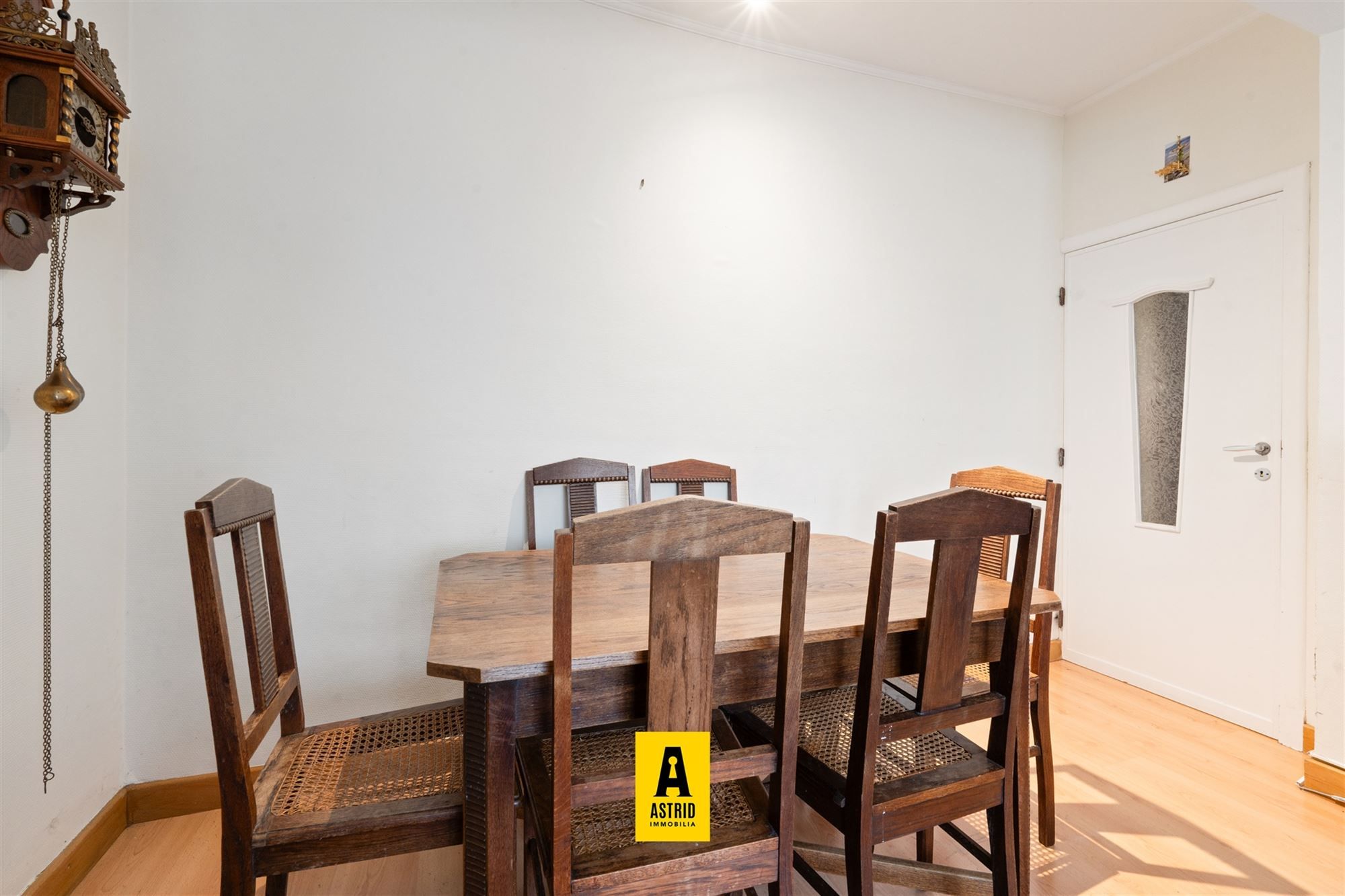  Ruime rijwoning met 5 slaapkamers en tweewoonst-indeling op topligging in Bredene foto 8