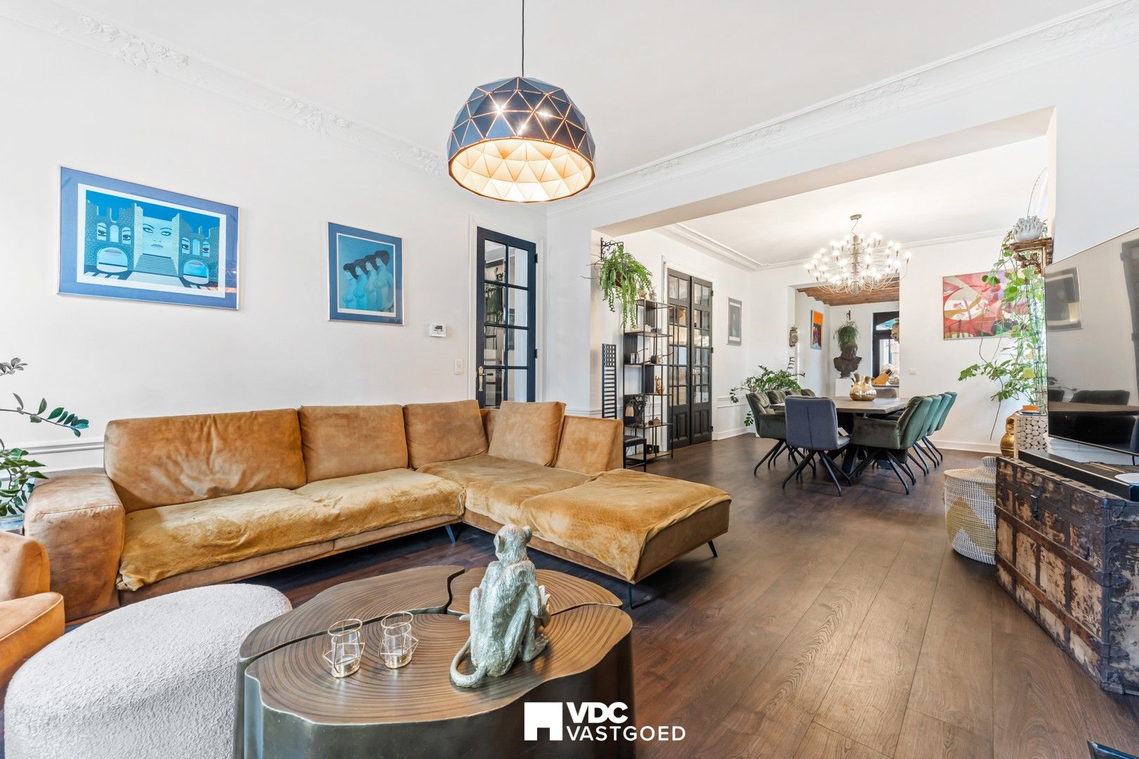 Statig herenhuis met grandeur en luxueuze afwerking in het hart van Tongeren foto {{pictureIndex}}