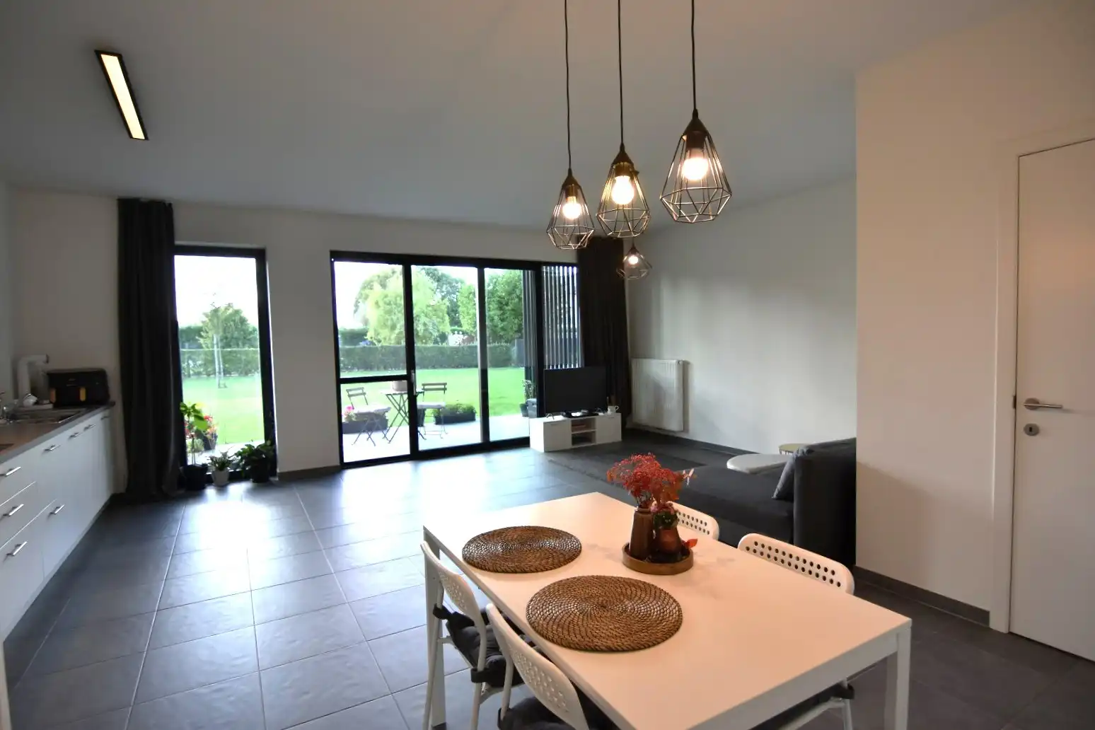 Lichtrijk 2-slpk appartement met ruim terras foto 4