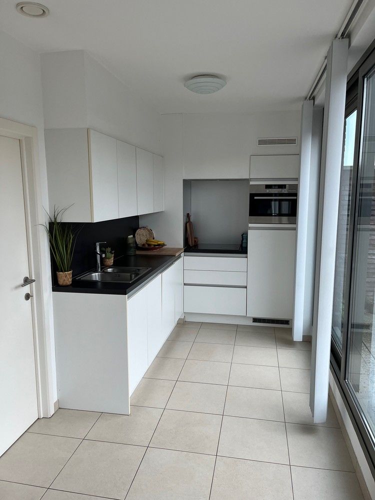 Ruim duplex appartement met 2 slk, groot terras en staanplaats in de kelder! foto {{pictureIndex}}