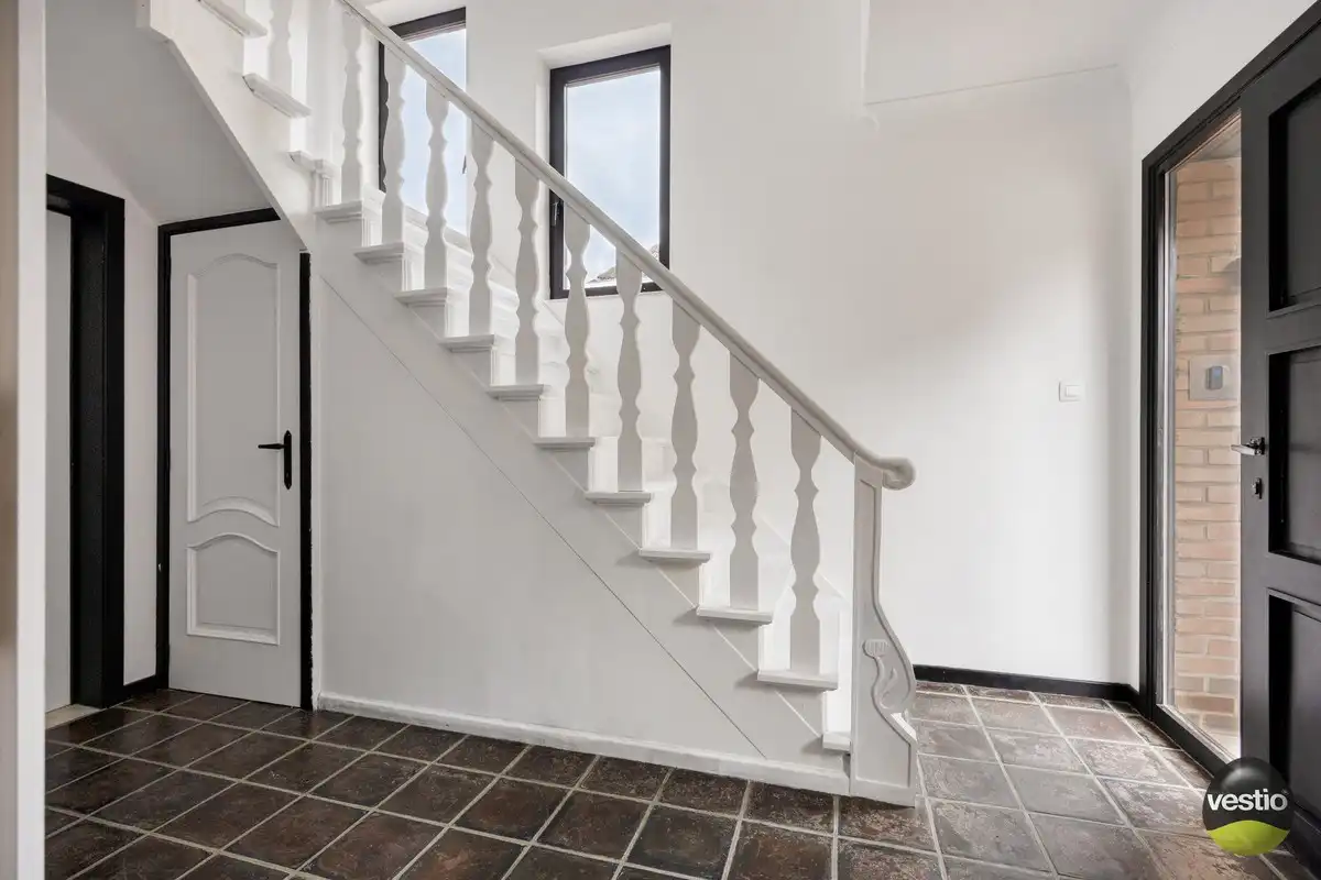 HALF VRIJSTAANDE WONING MET 4SLPK TE EIGENBILZEN. foto 3