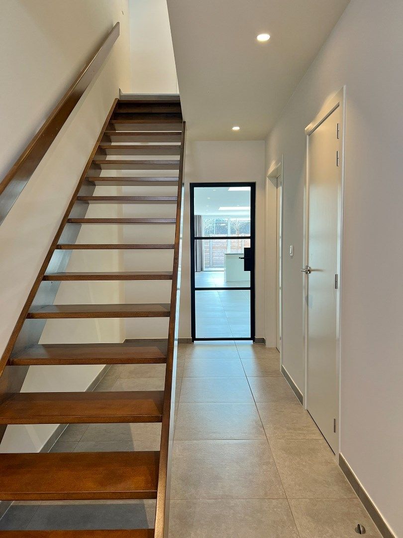 Gerenoveerde rijwoning met 3slaapkamers en zonnige koer.  foto 2
