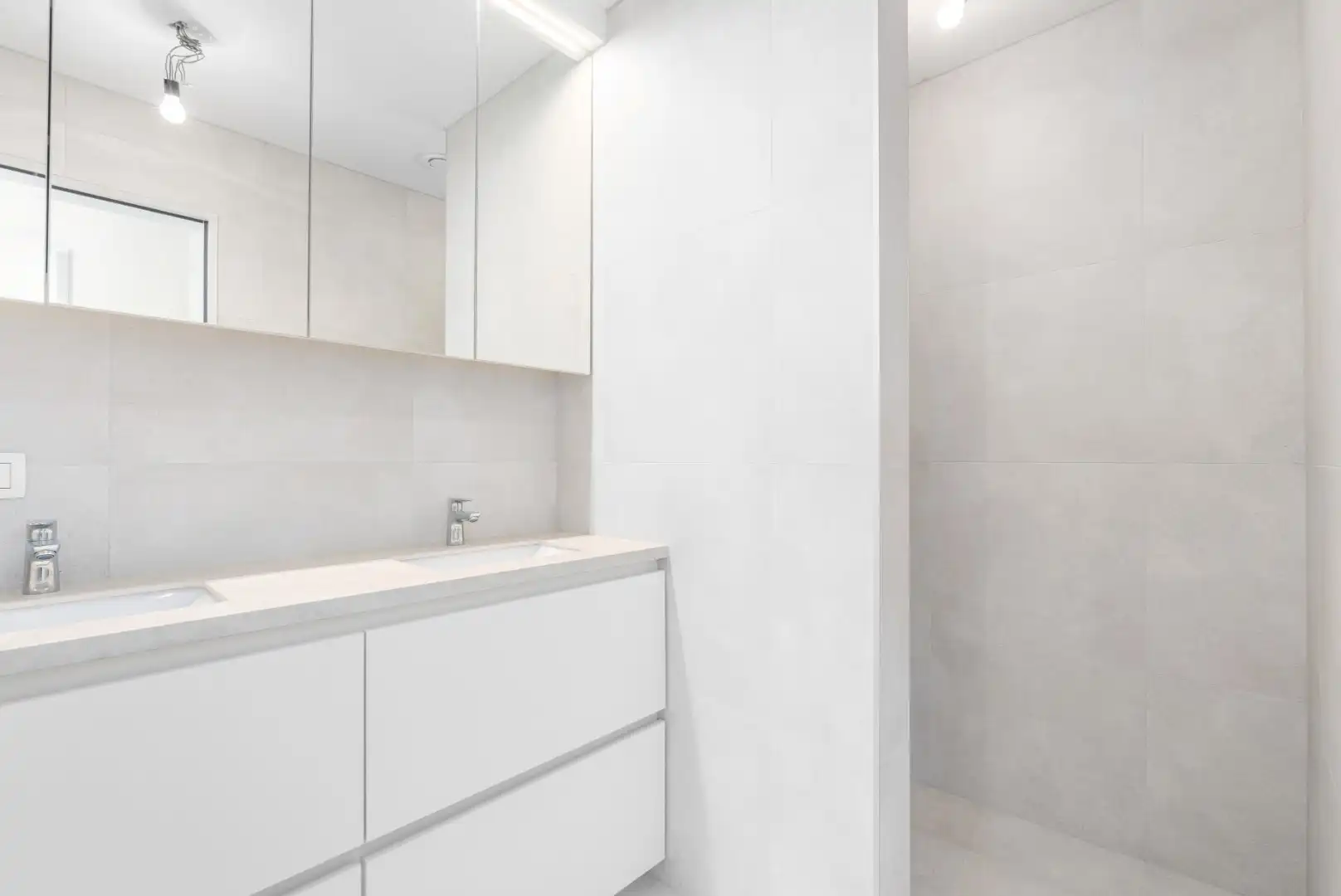 Ruim appartement met terras en lift in Koksijde, 3 slaapkamers, bouwjaar 2024, 110.00m², omgeving zeedijk, digitale tv, 2 badkamers foto 11