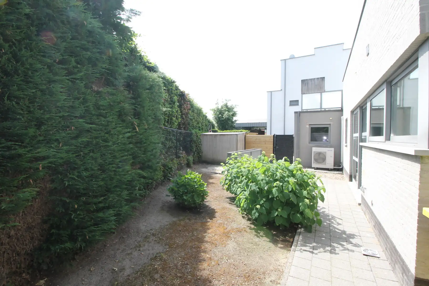 Uniek en ruim (ca 134m²) gelijkvloers appartement met 2 slaapkamers, terras en tuin en autostaanplaats. foto 18