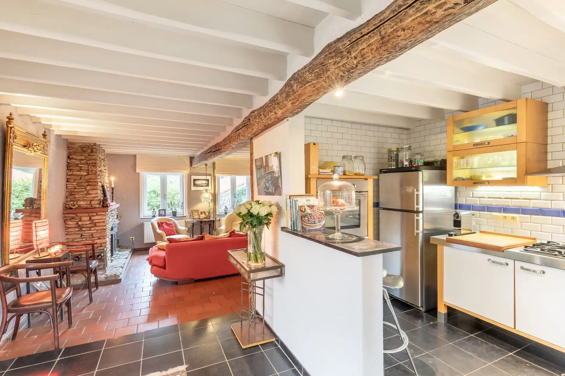 Charmante volledig bemeubelde woning met 2-slaapkamers foto {{pictureIndex}}