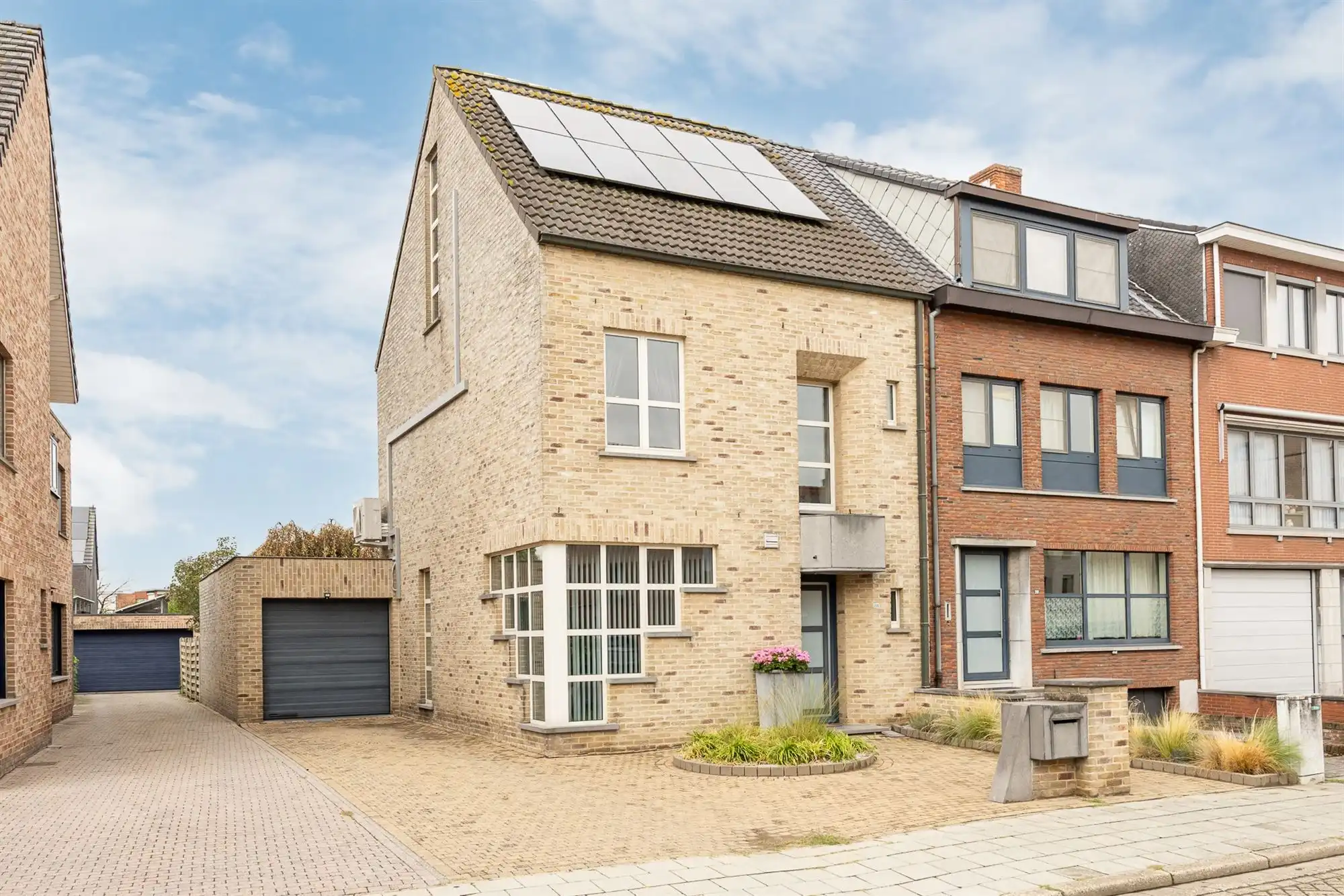 Instapklare woning met 4 slaapkamers en garage foto 2