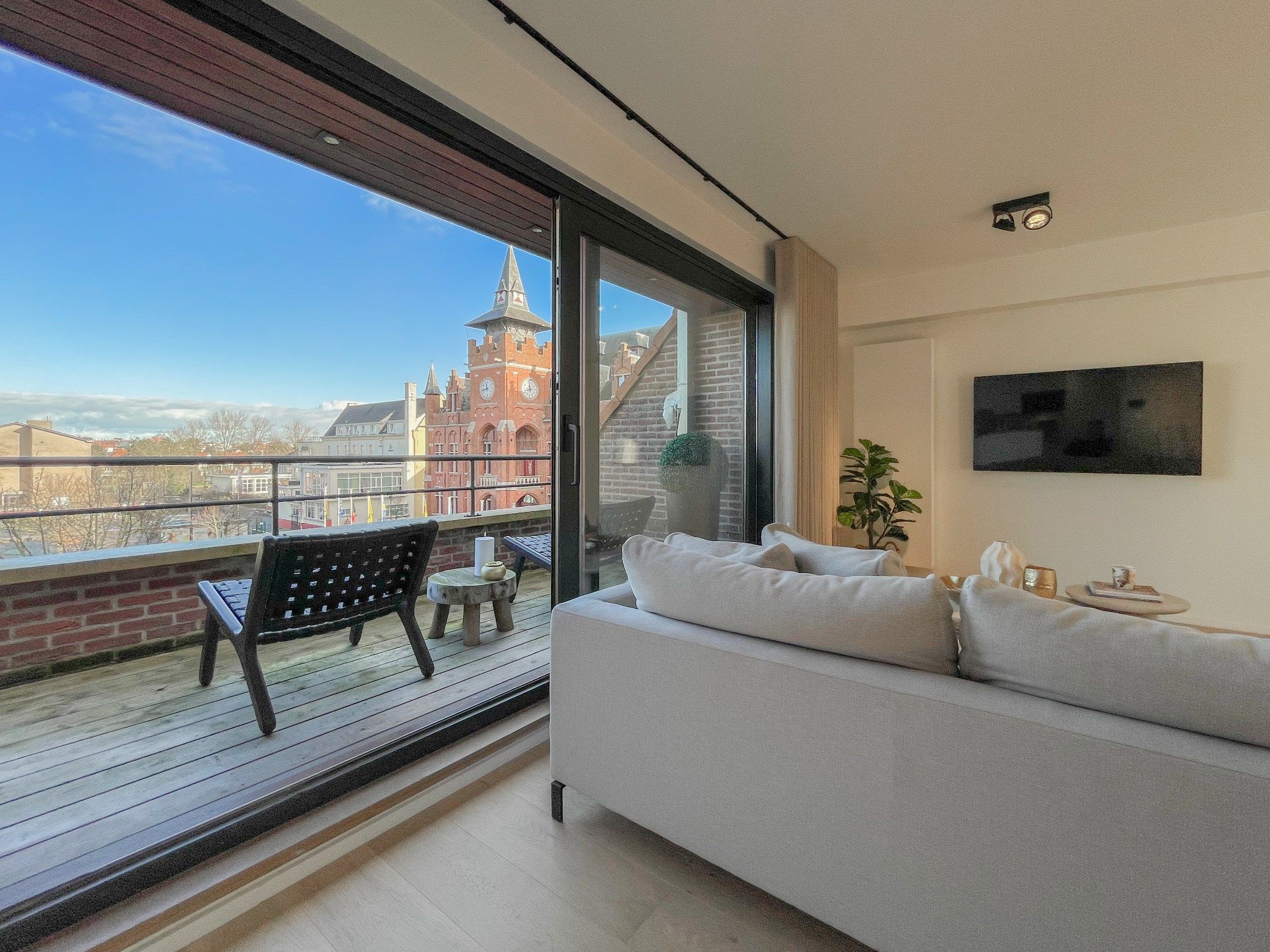 EXCLUSIEF TE KOOP: Lichtrijk appartement met twee ruime terrassen en een prachtig open zicht gelegen in een kleinschalige residentie. foto 2
