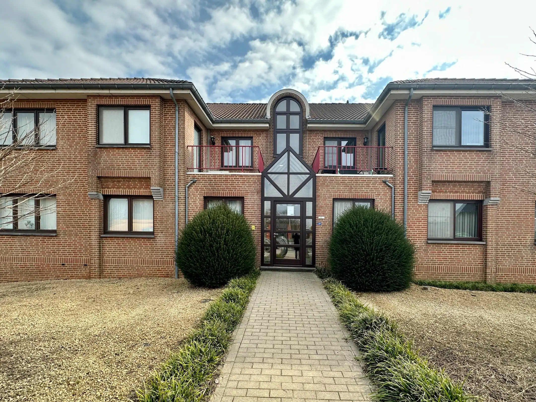 Gelijkvloers appartement met 2 slaapkamers, terras en privé garagebox foto {{pictureIndex}}