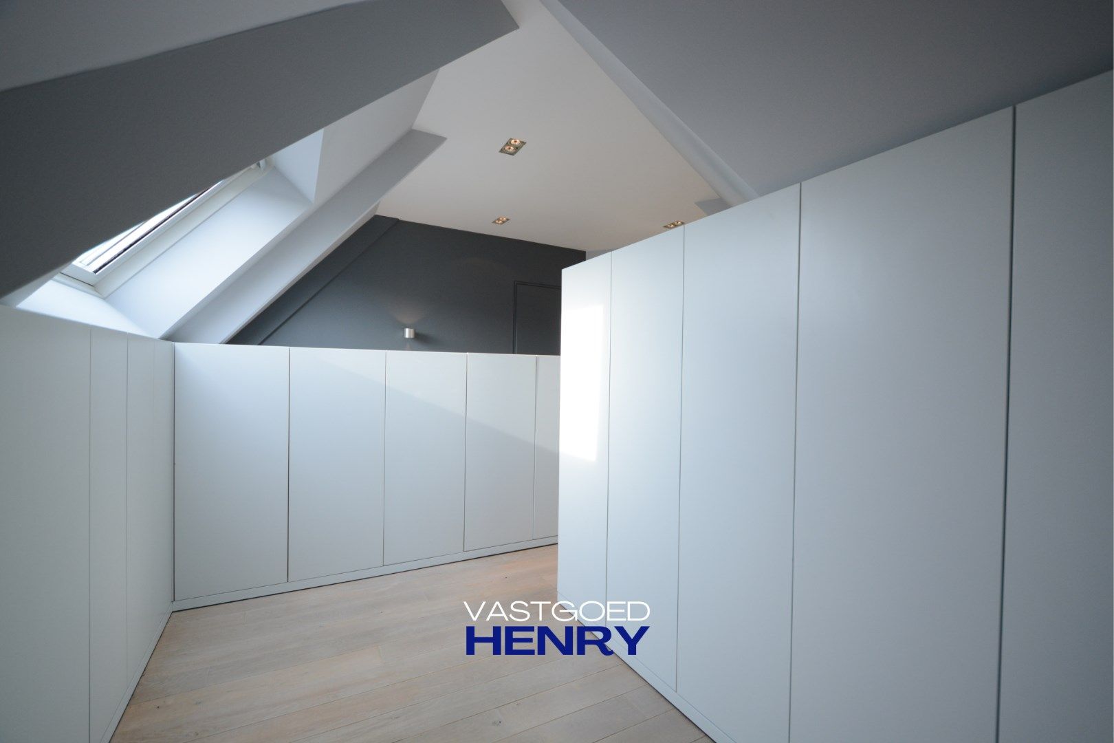 Duplex twee slaapkamer appartement met privé parkeerplaats inbegrepen! foto 16