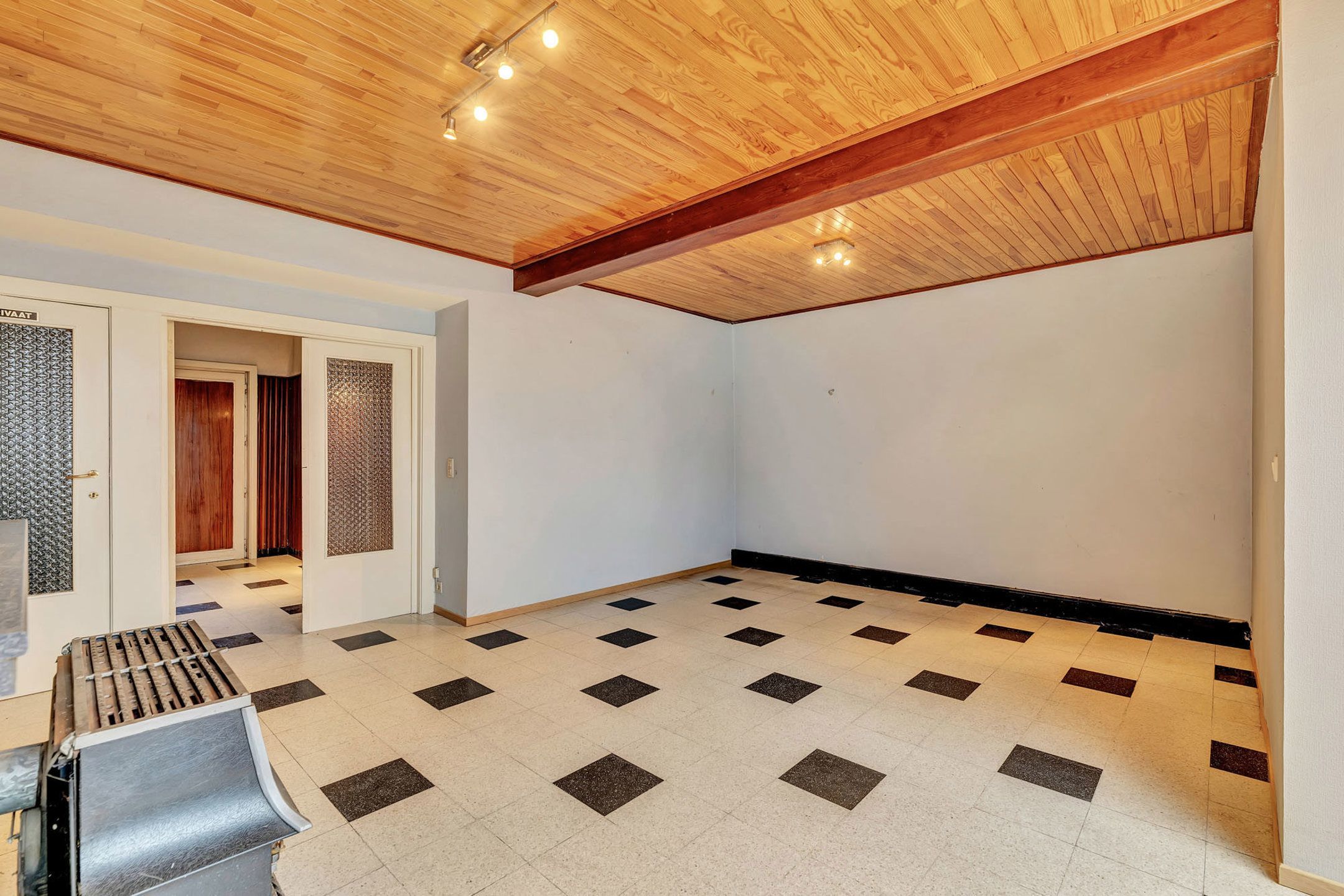 Ruime te renoveren woning op toplocatie foto 7