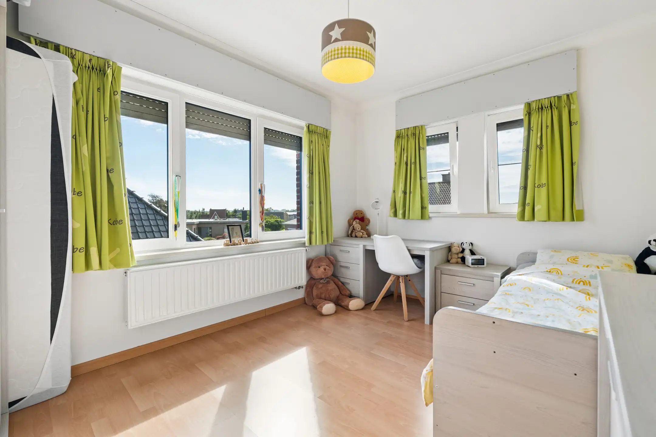 Ruime, deels gerenoveerde 3-gevelwoning met 3 slks en tuin foto 16
