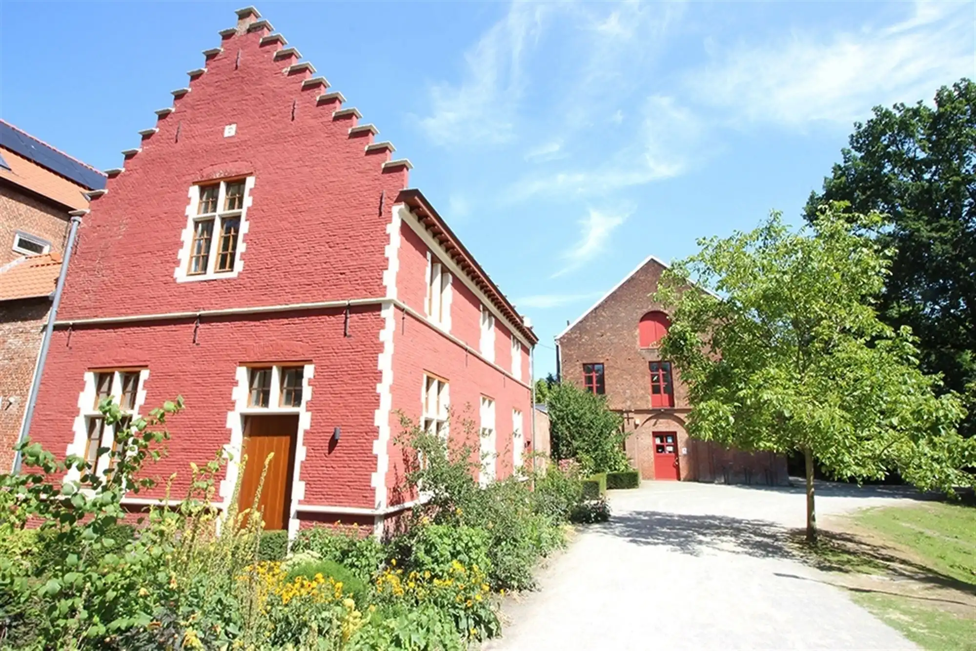 Kasteel Walburg met conciërgewoning en koetshuis in erfpacht  foto 3