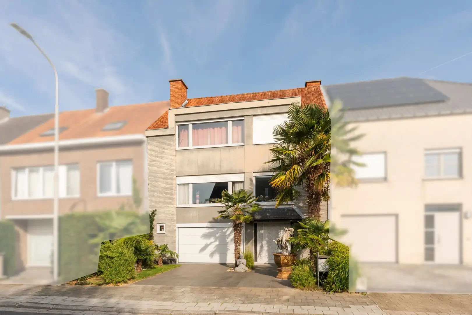Hoofdfoto van de publicatie: Kloeke bel-étage met tuin en grote garage!