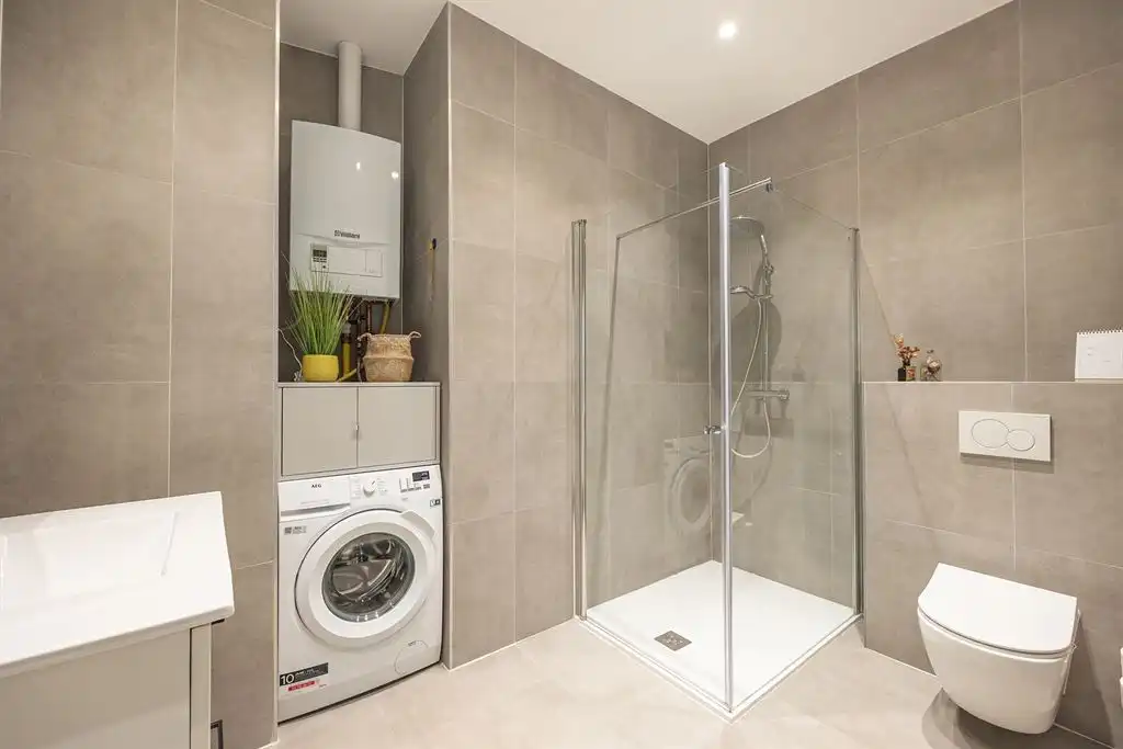 Gerenoveerd gelijkvloers appartement met terras foto 14
