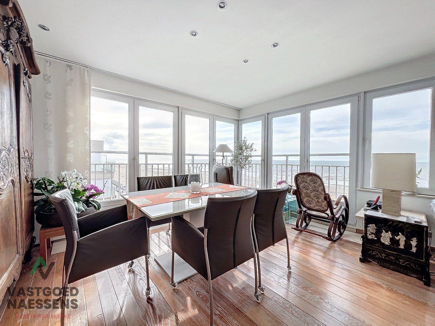 SCHITTEREND HOEK-APPARTEMENT MET PANORAMISCH ZICHT foto {{pictureIndex}}