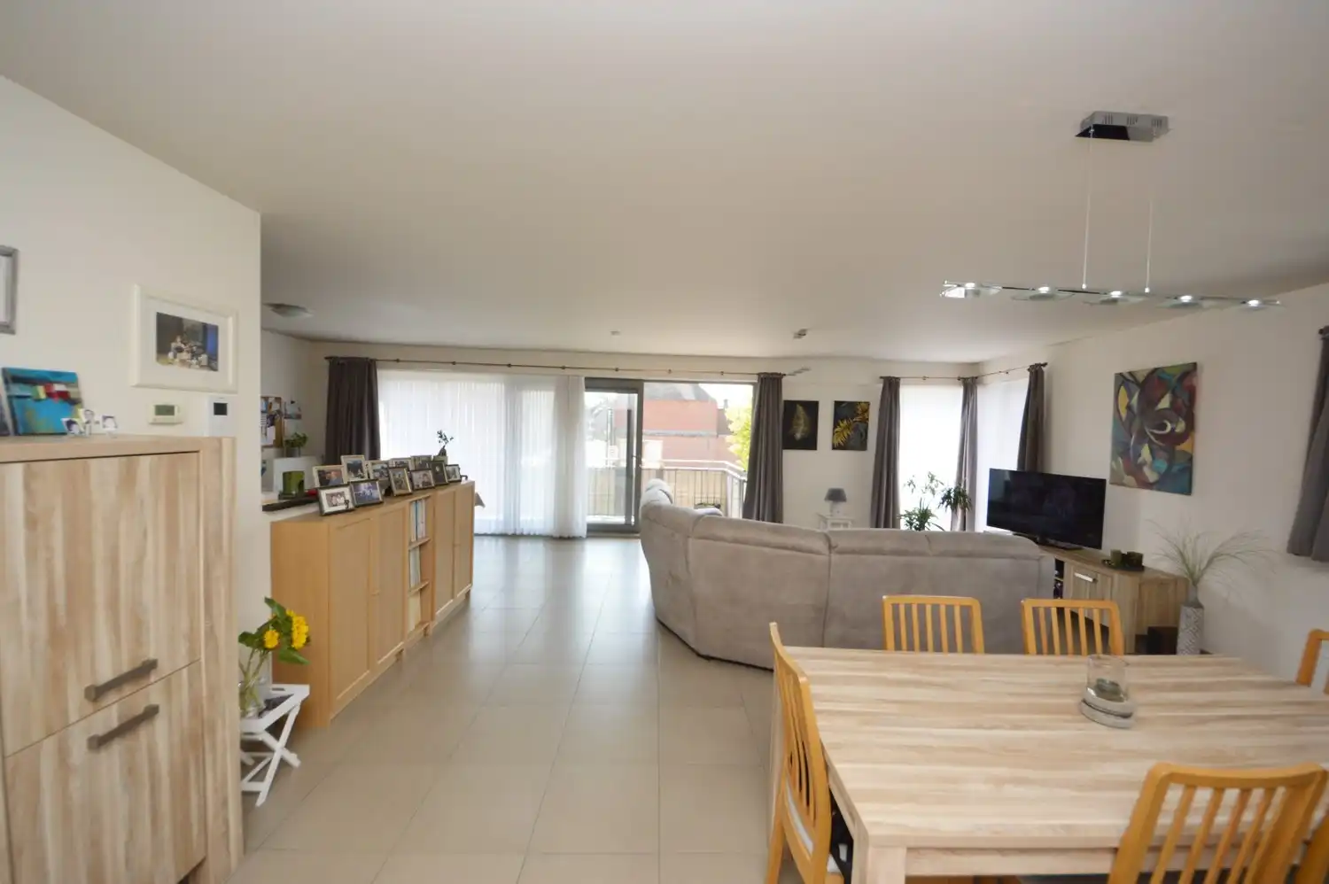Lichtrijk en modern appartement met riant zonneterras, 2 ondergrondse staanplaatsen én kelder in hartje Ninove! foto 11