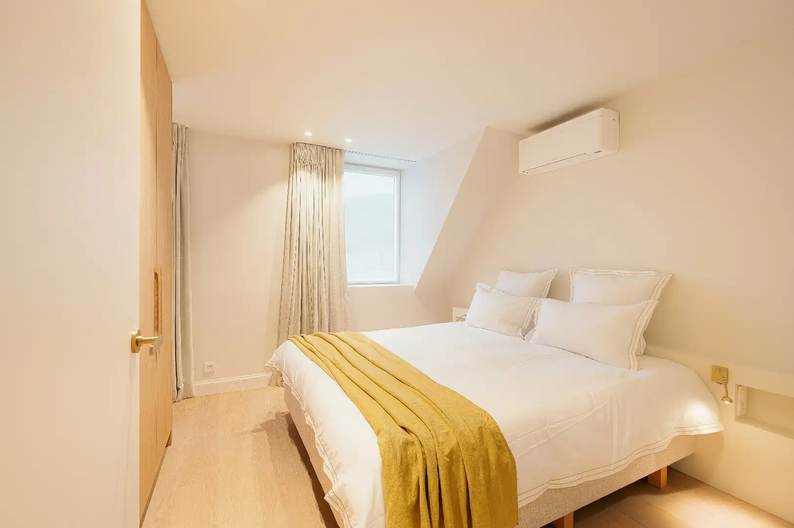 Ruime en elegante alleenstaande villa met luxe afwerking en zonnige tuin foto 29