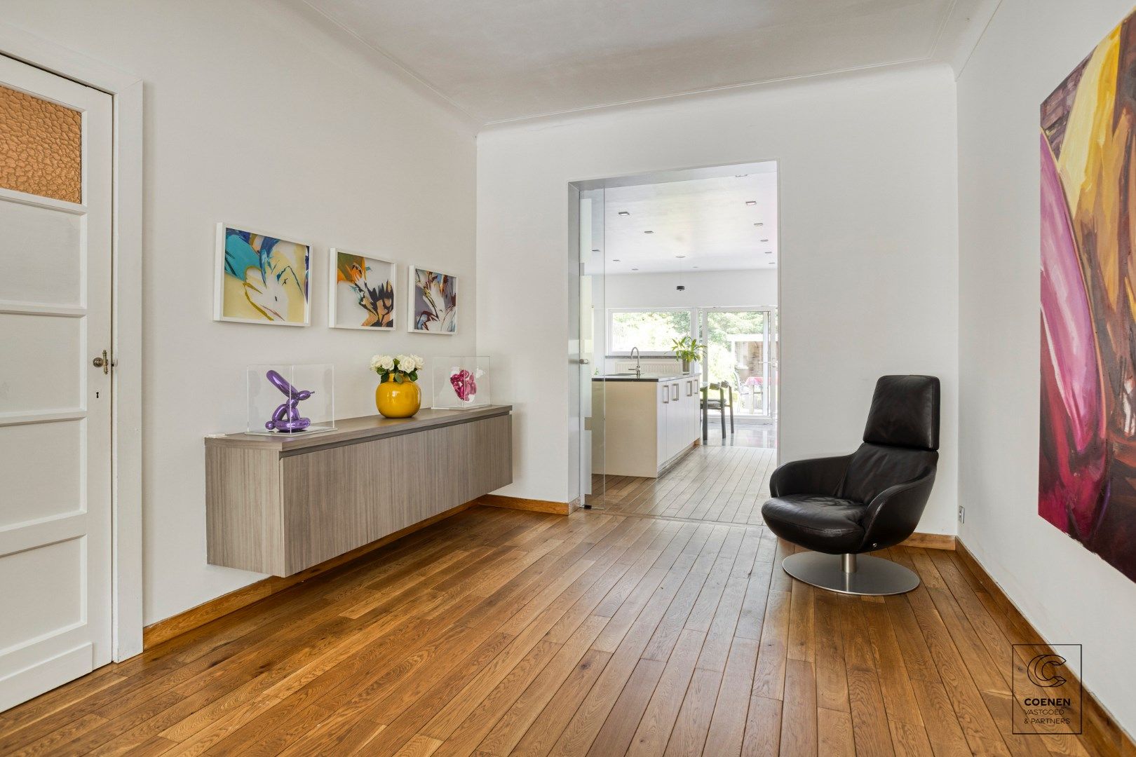 Instapklaar herenhuis van 241 m² met drie slaapkamers, gelegen in Mortsel! foto 2