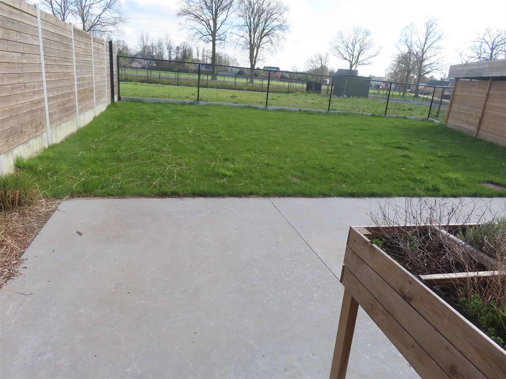 Gelijkvloers tweeslaapkamerappartement met tuin en carport! foto 12