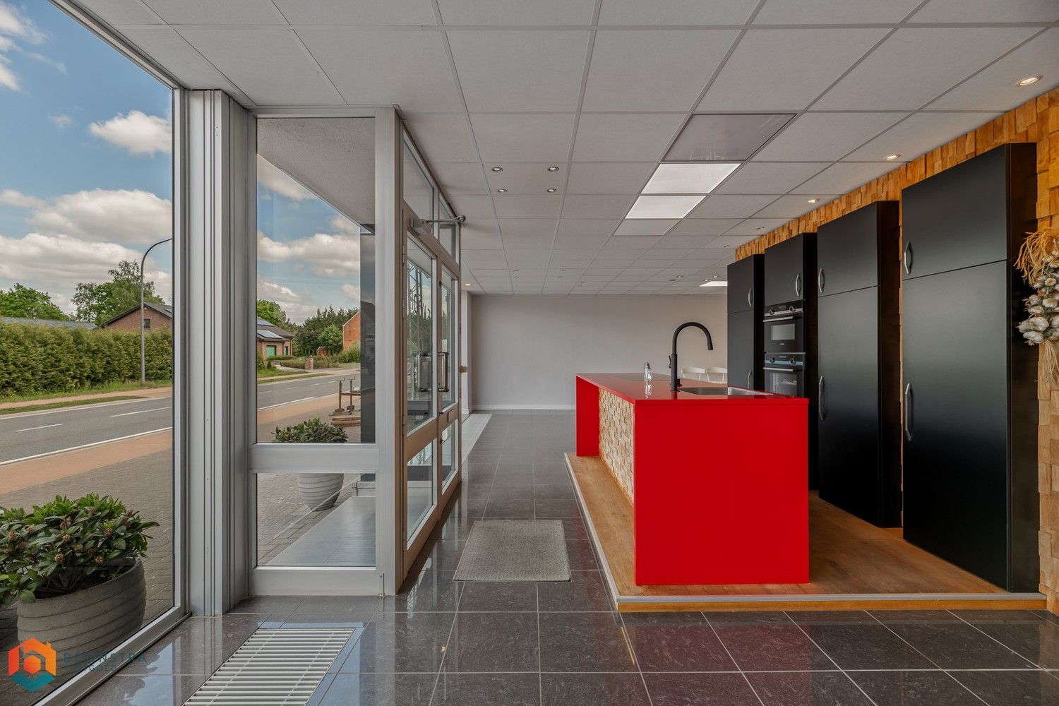 Handelsgelijkvloers met garage & woonst op toplocatie foto 4