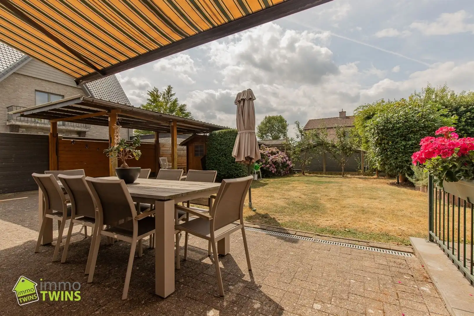 Ruime halfopen bebouwing met carport, grote zolder, zonnepanelen en thuisbatterij in Oudegem bij Dendermonde. foto 8